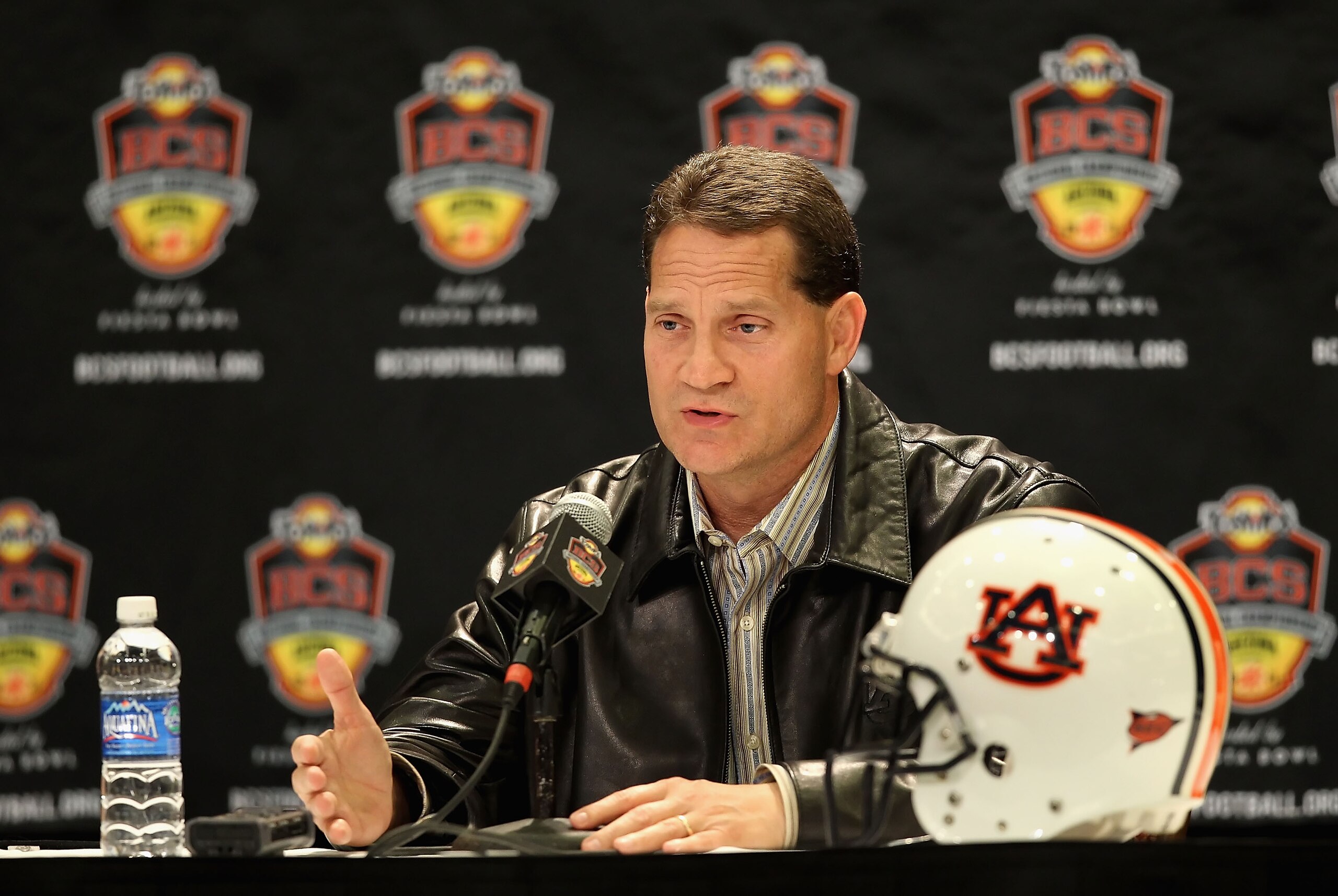 SCOTTSDALE, AZ - JANUARY 11:  Head coach Gene Chizik of the Auburn Tigers speaks to the media during a press conference for the Tostitos BCS National Championship Game at the JW Marriott Camelback Inn on January 11, 2011 in Scottsdale, Arizona.  (Photo by