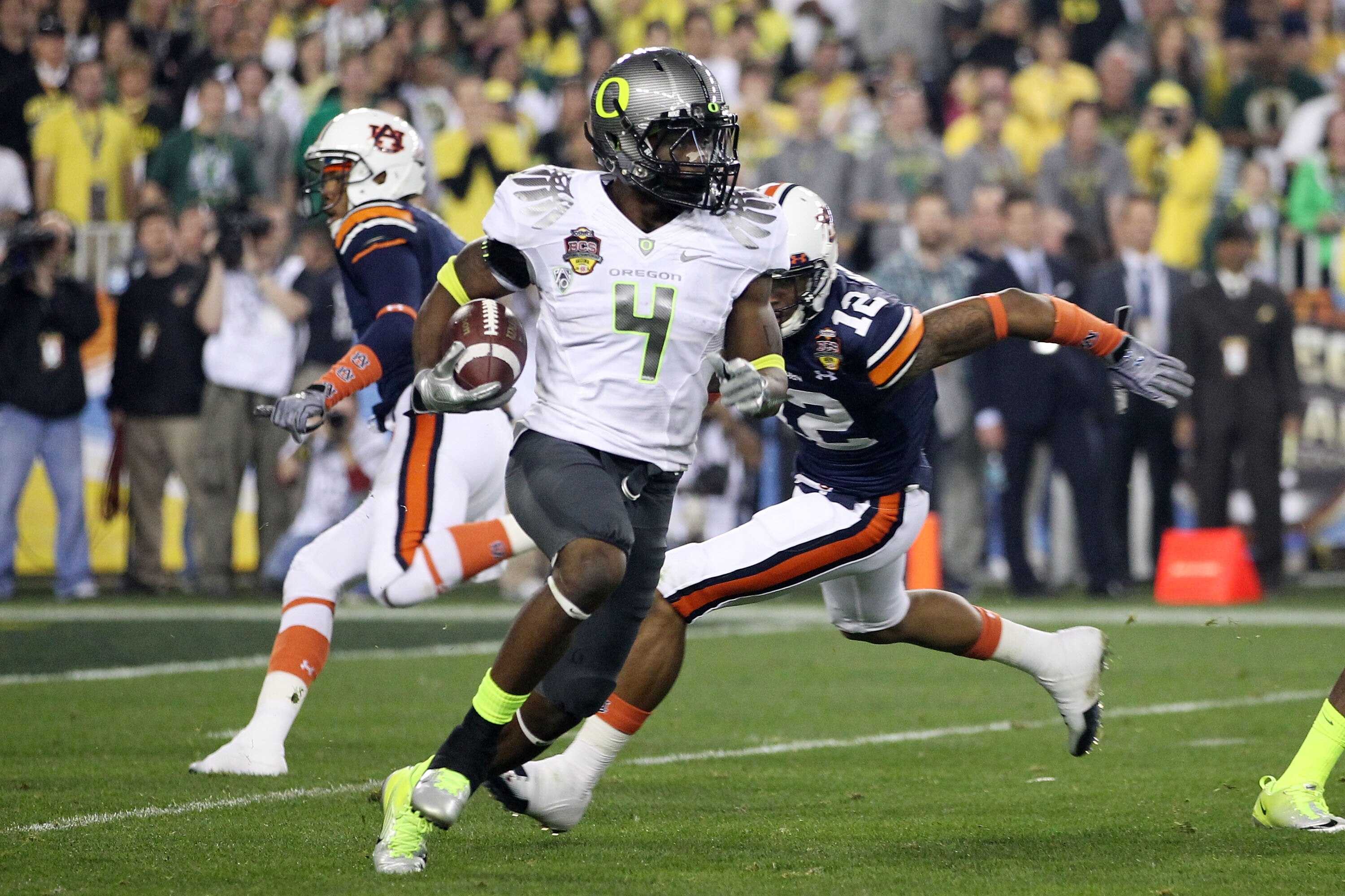 GLENDALE, AZ - JANUARY 10: Josh Huff #4 of the Oregon Ducks runs down field against the Auburn Tigers during the Tostitos BCS National Championship Game at University of Phoenix Stadium on January 10, 2011 in Glendale, Arizona. (Photo by Christian Peter GLENDALE, AZ - JANUARY 10: Josh Huff #4 of the Oregon Ducks runs down field against the Auburn Tigers during the Tostitos BCS National Championship Game at University of Phoenix Stadium on January 10, 2011 in Glendale, Arizona. (Photo by Christian Peter