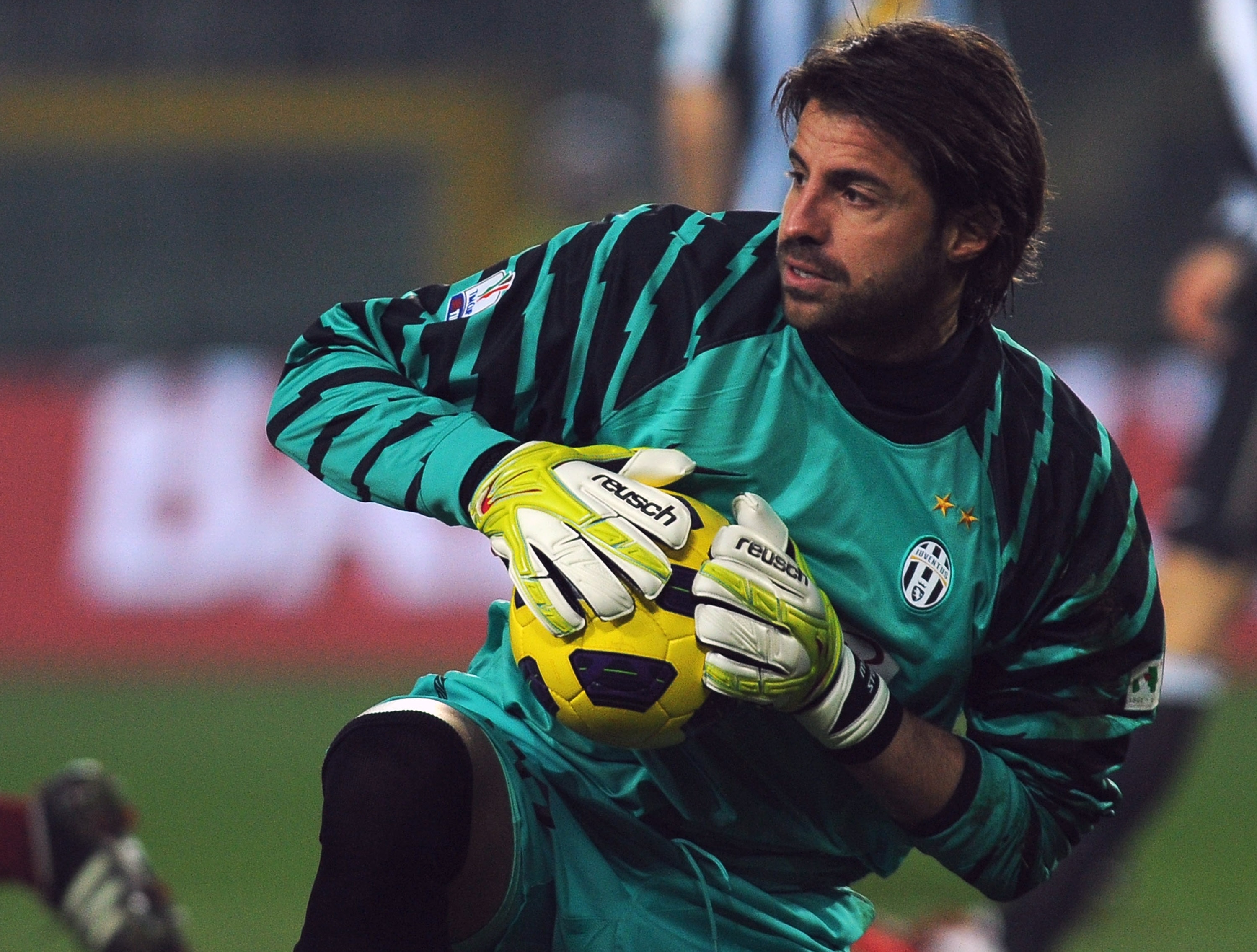 TURIN, ITALY - JANUARY 27:  Marco Storari of Juventus FC competes during the Tim Cup match between Juventus FC and AS Roma at Olimpico Stadium on January 27, 2011 in Turin, Italy.  (Photo by Valerio Pennicino/Getty Images)