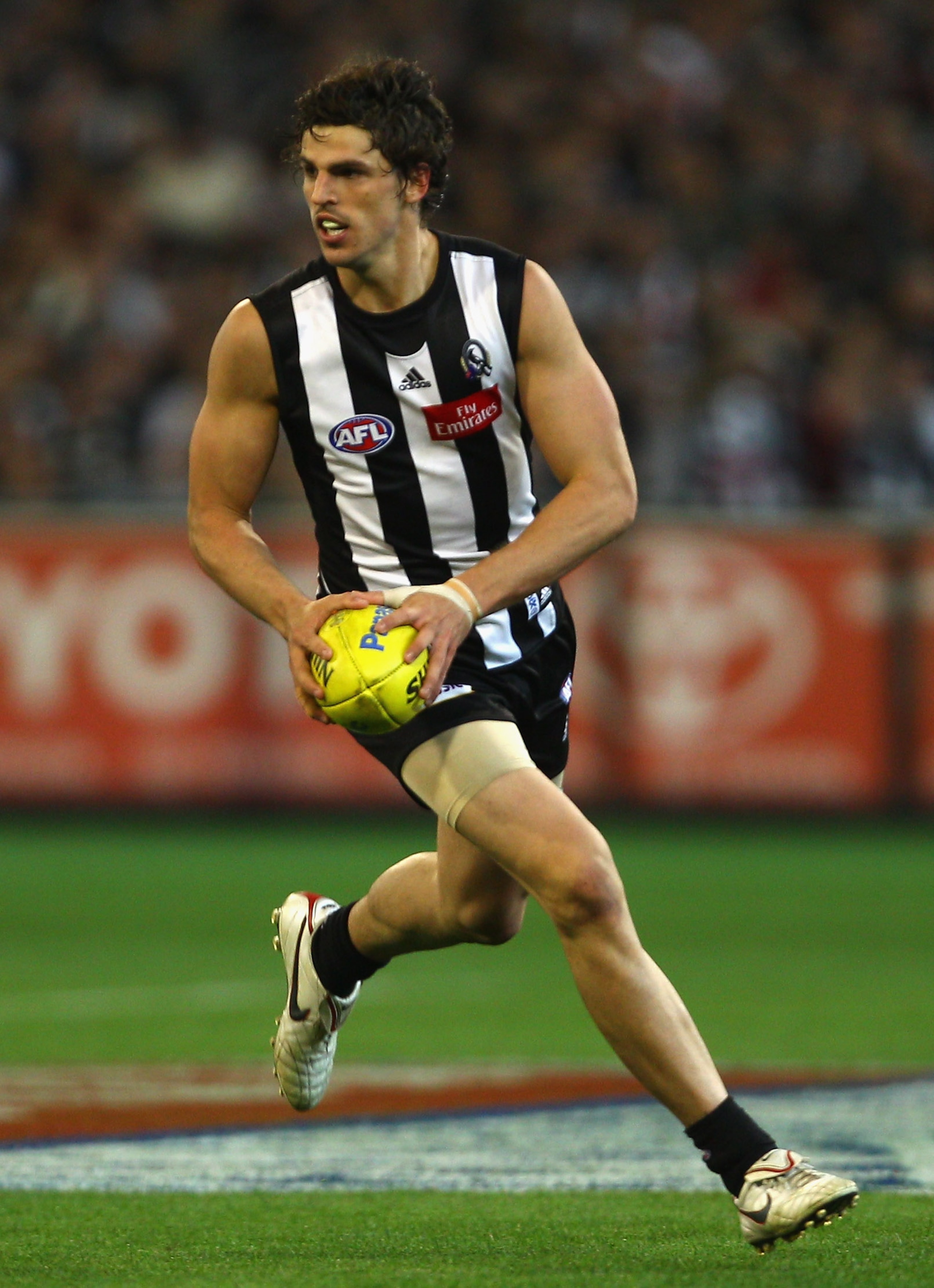MELBOURNE, AUSTRALIA - SEPTEMBER 17: Scott Pendlebury of the Magpies looks for a teammate during the First AFL Preliminary Final between the Collingwood Magpies and the Geelong Cats at Melbourne Cricket Ground on September 17, 2010 in Melbourne, Australi MELBOURNE, AUSTRALIA - SEPTEMBER 17: Scott Pendlebury of the Magpies looks for a teammate during the First AFL Preliminary Final between the Collingwood Magpies and the Geelong Cats at Melbourne Cricket Ground on September 17, 2010 in Melbourne, Australi