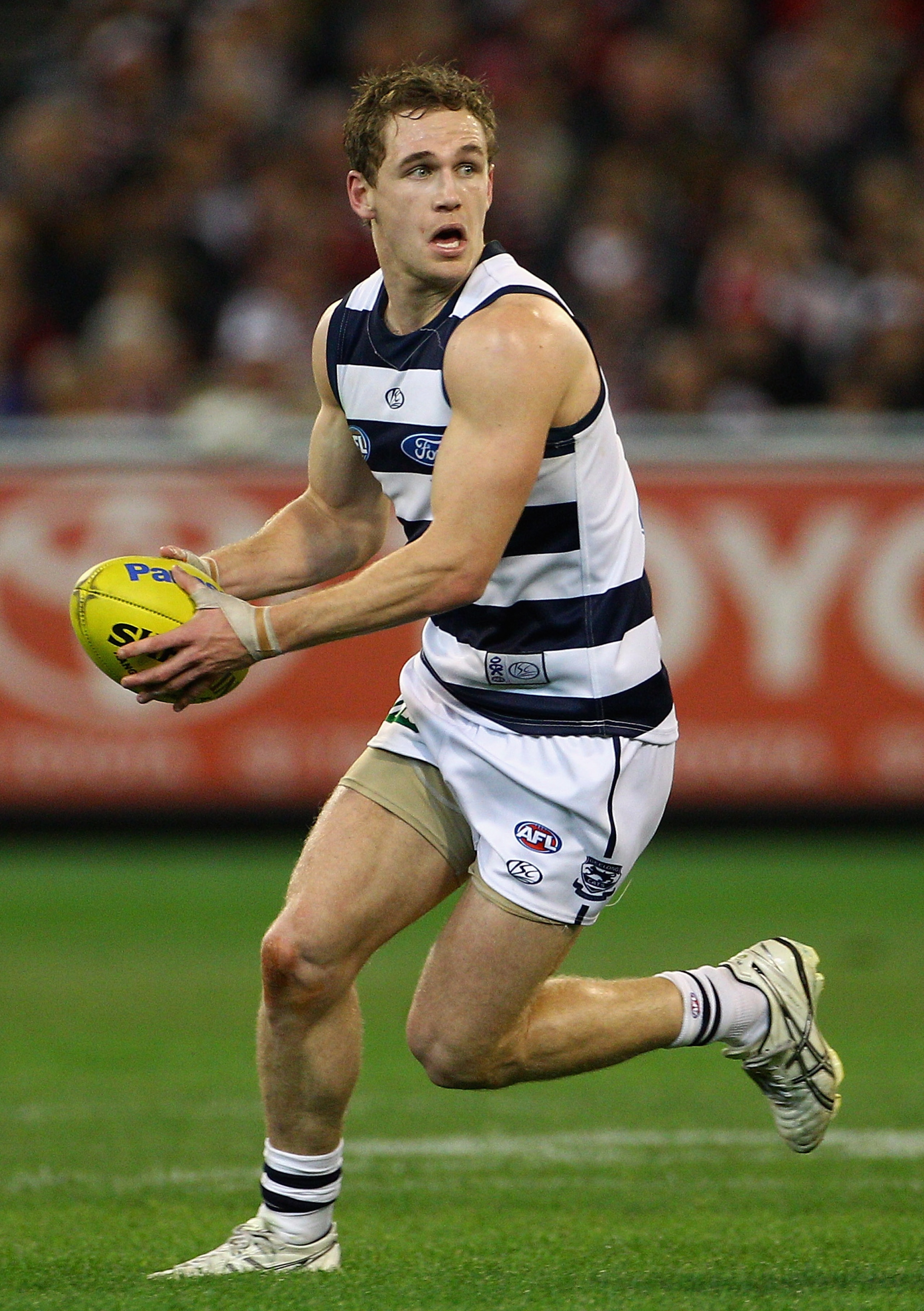 MELBOURNE, AUSTRALIA - SEPTEMBER 03: Joel Selwood of the Cats looks to pass the ball during the AFL Second Qualifying Final match between the Geelong Cats and the St Kilda Saints at Melbourne Cricket Ground on September 3, 2010 in Melbourne, Australia. MELBOURNE, AUSTRALIA - SEPTEMBER 03: Joel Selwood of the Cats looks to pass the ball during the AFL Second Qualifying Final match between the Geelong Cats and the St Kilda Saints at Melbourne Cricket Ground on September 3, 2010 in Melbourne, Australia.
