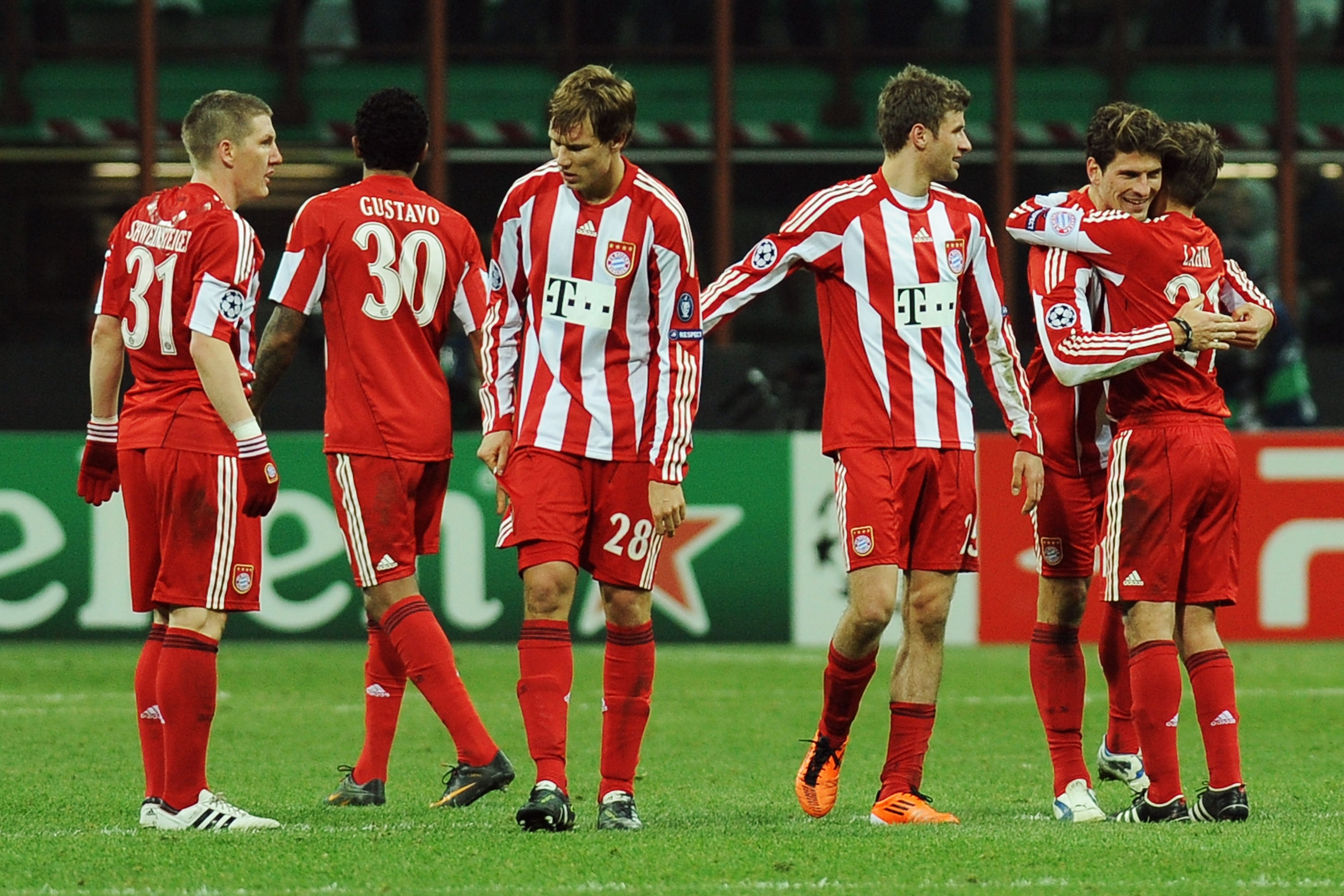 MILAN, ITALY - FEBRUARY 23:  Mario Gomez (2nd R) of FC Bayern Muenchen celebrates with his team mates the victory at the end of the UEFA Champions League round of 16 first leg match between Inter Milan v FC Bayern Muenchen on February 23, 2011 in Milan, I
