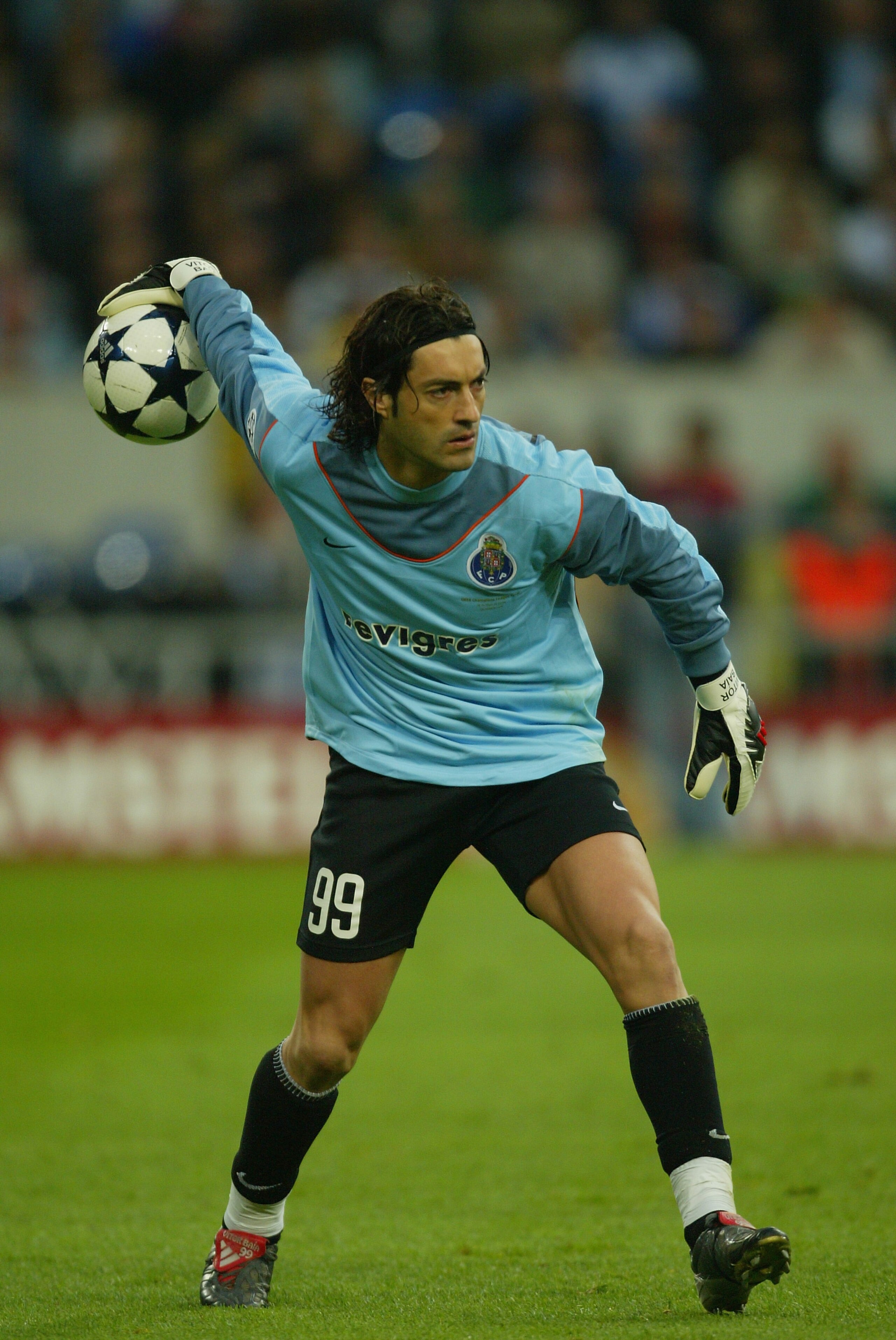 GELSENKIRCHEN, GERMANY - MAY 26: Vitor Baia of Porto throws the ball during the UEFA Champions League Final match between AS Monaco and FC Porto at the AufSchake Arena on May 26, 2004 in Gelsenkirchen, Germany. (Photo by Stuart Franklin/Getty Images) GELSENKIRCHEN, GERMANY - MAY 26: Vitor Baia of Porto throws the ball during the UEFA Champions League Final match between AS Monaco and FC Porto at the AufSchake Arena on May 26, 2004 in Gelsenkirchen, Germany. (Photo by Stuart Franklin/Getty Images)