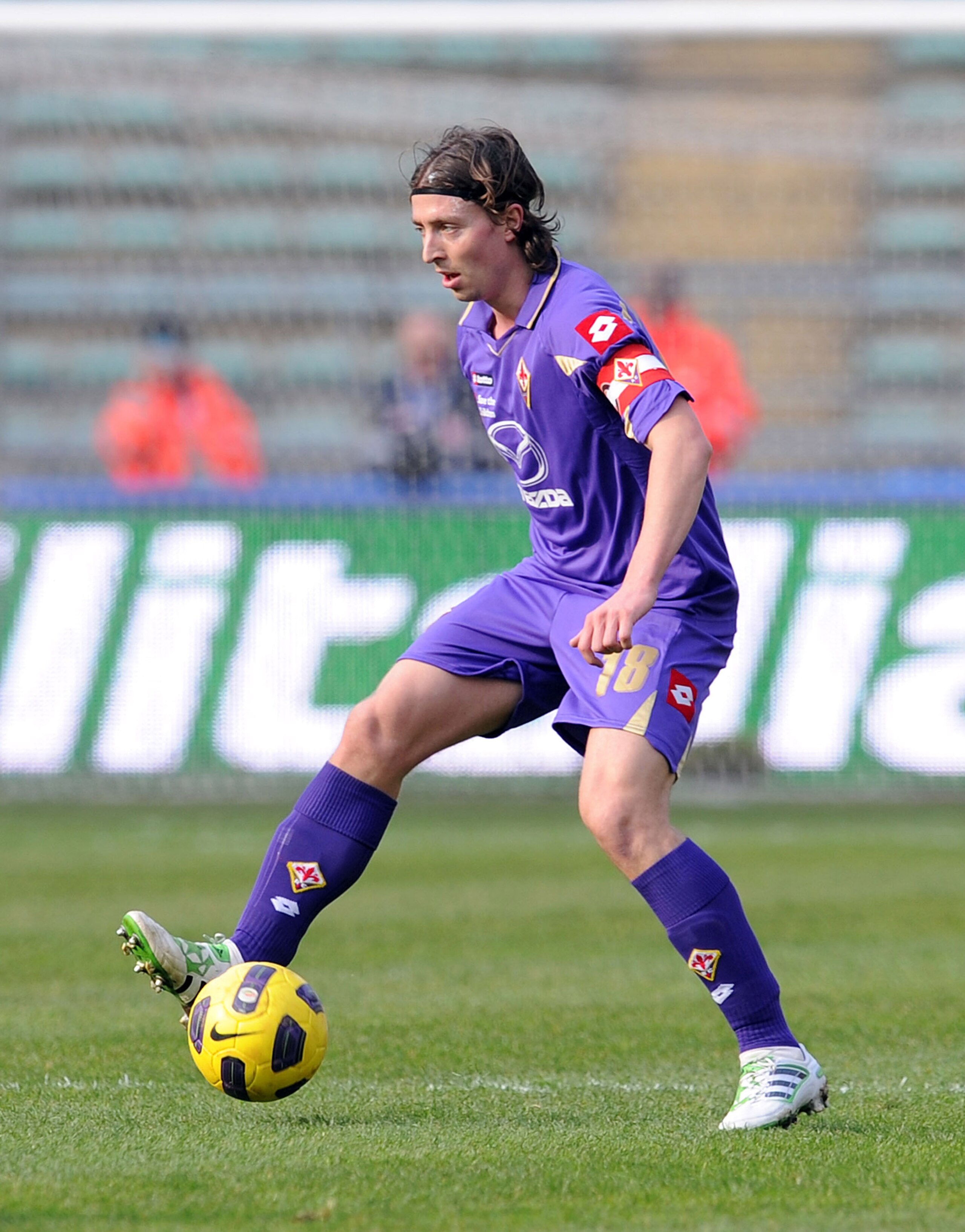 BARI, ITALY - FEBRUARY 27: Riccardo Montolivo of Fiorentina in action during the Serie A match between AS Bari and ACF Fiorentina at Stadio San Nicola on February 27, 2011 in Bari, Italy. (Photo by Giuseppe Bellini/Getty Images) BARI, ITALY - FEBRUARY 27: Riccardo Montolivo of Fiorentina in action during the Serie A match between AS Bari and ACF Fiorentina at Stadio San Nicola on February 27, 2011 in Bari, Italy. (Photo by Giuseppe Bellini/Getty Images)