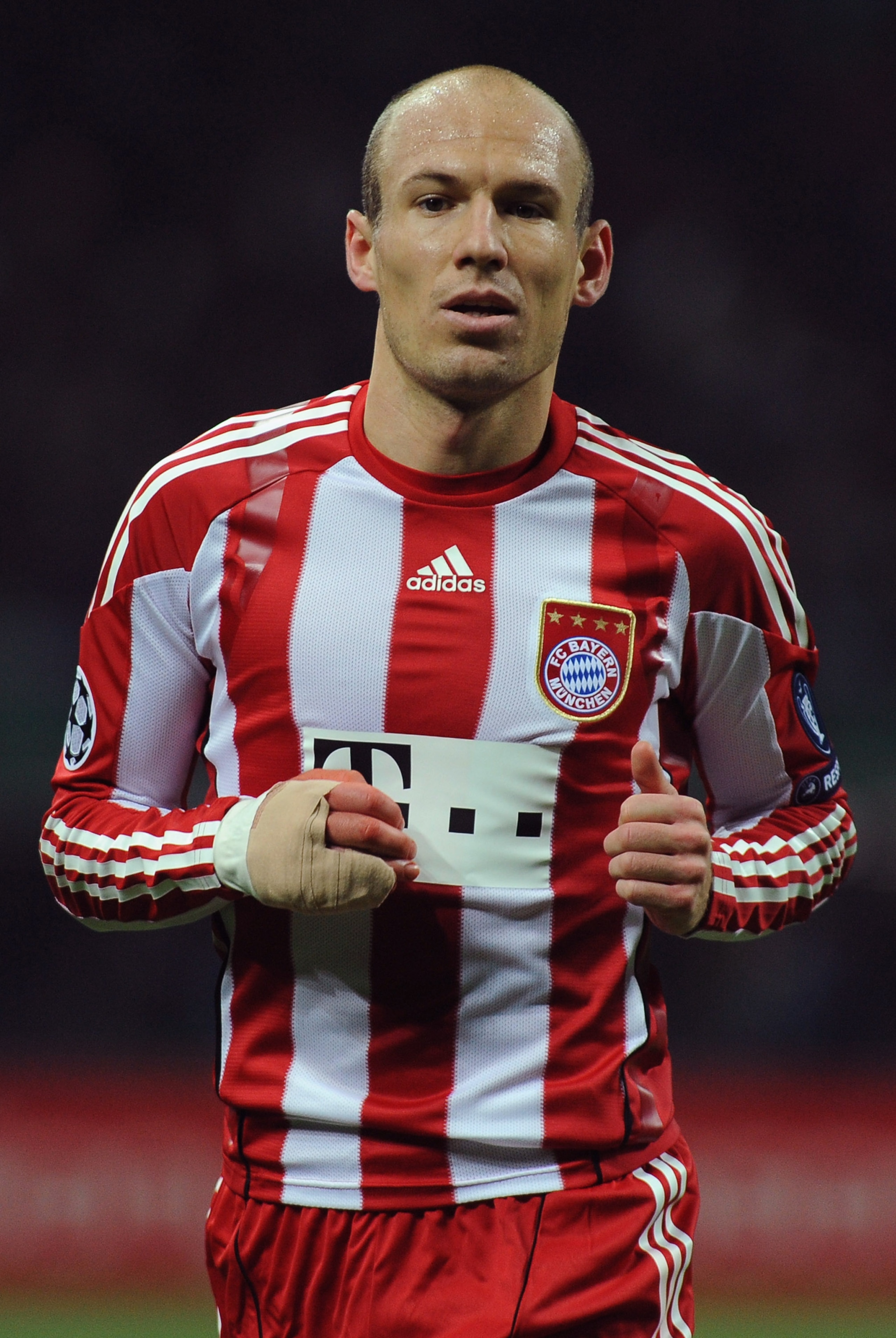 MILAN, ITALY - FEBRUARY 23: Arjen Robben of FC Bayern Muenchen looks on during the UEFA Champions League round of 16 first leg match between Inter Milan v FC Bayern Muenchen on February 23, 2011 in Milan, Italy. (Photo by Valerio Pennicino/Getty Images) MILAN, ITALY - FEBRUARY 23: Arjen Robben of FC Bayern Muenchen looks on during the UEFA Champions League round of 16 first leg match between Inter Milan v FC Bayern Muenchen on February 23, 2011 in Milan, Italy. (Photo by Valerio Pennicino/Getty Images)