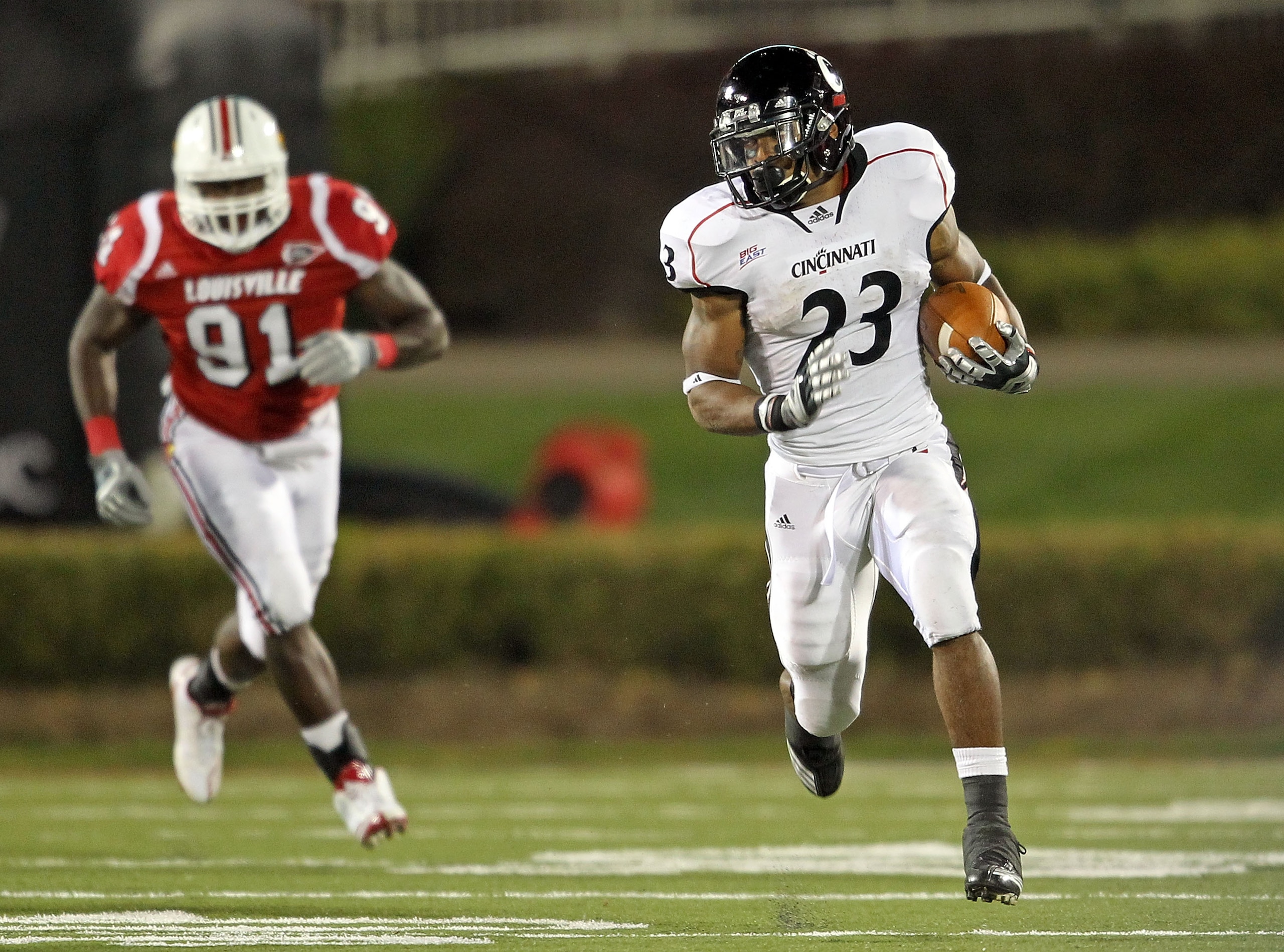 LOUISVILLE, KY - OCTOBER 15:  Isaiah Pead #23 of the Cincinnati Bearcats runs with the ball during the Big East Conference game against the Louisville Cardinals at Papa John's Cardinal Stadium on October 15, 2010 in Louisville, Kentucky.  (Photo by Andy L
