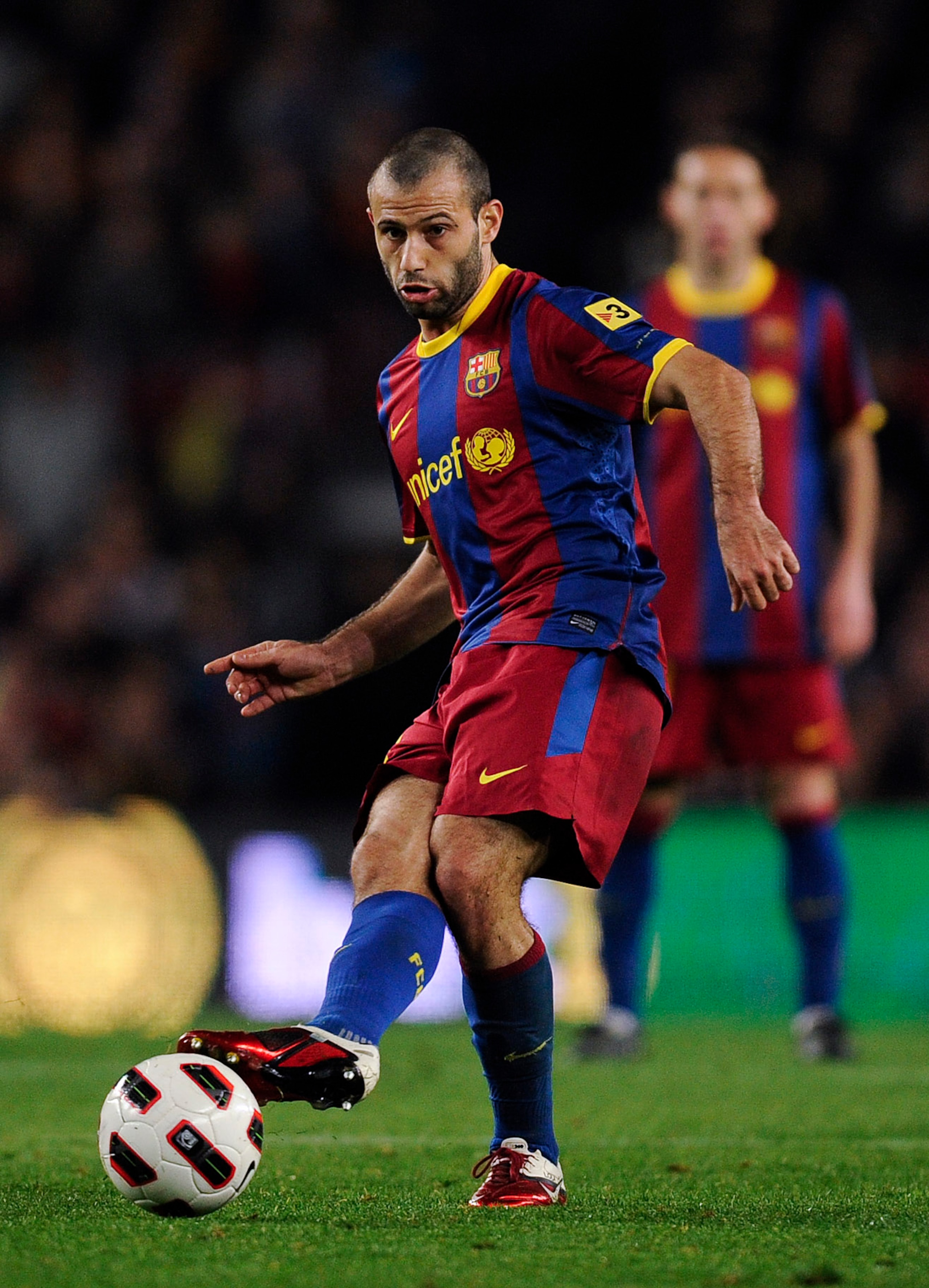 BARCELONA, SPAIN - MARCH 05:  Javier Mascherano of FC Barcelona passes the ball during the La liga match between Barcelona and Real Zaragoza at Camp Nou on March 5, 2011 in Barcelona, Spain. Barcelona won 1-0.  (Photo by David Ramos/Getty Images)