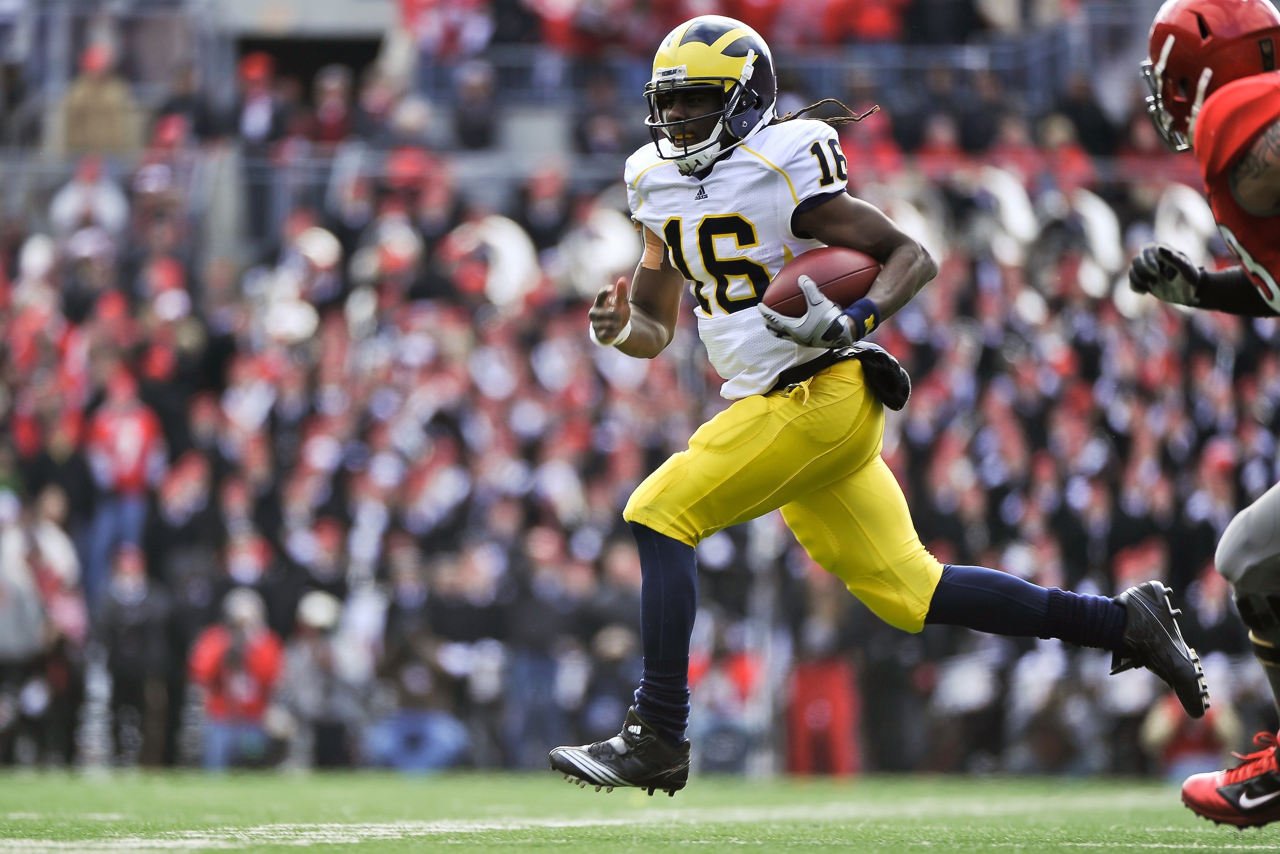COLUMBUS, OH - NOVEMBER 27:  Quarterback Denard Robinson #16 of the Michigan Wolverines runs with the ball against the Ohio State Buckeyes at Ohio Stadium on November 27, 2010 in Columbus, Ohio.  (Photo by Jamie Sabau/Getty Images)