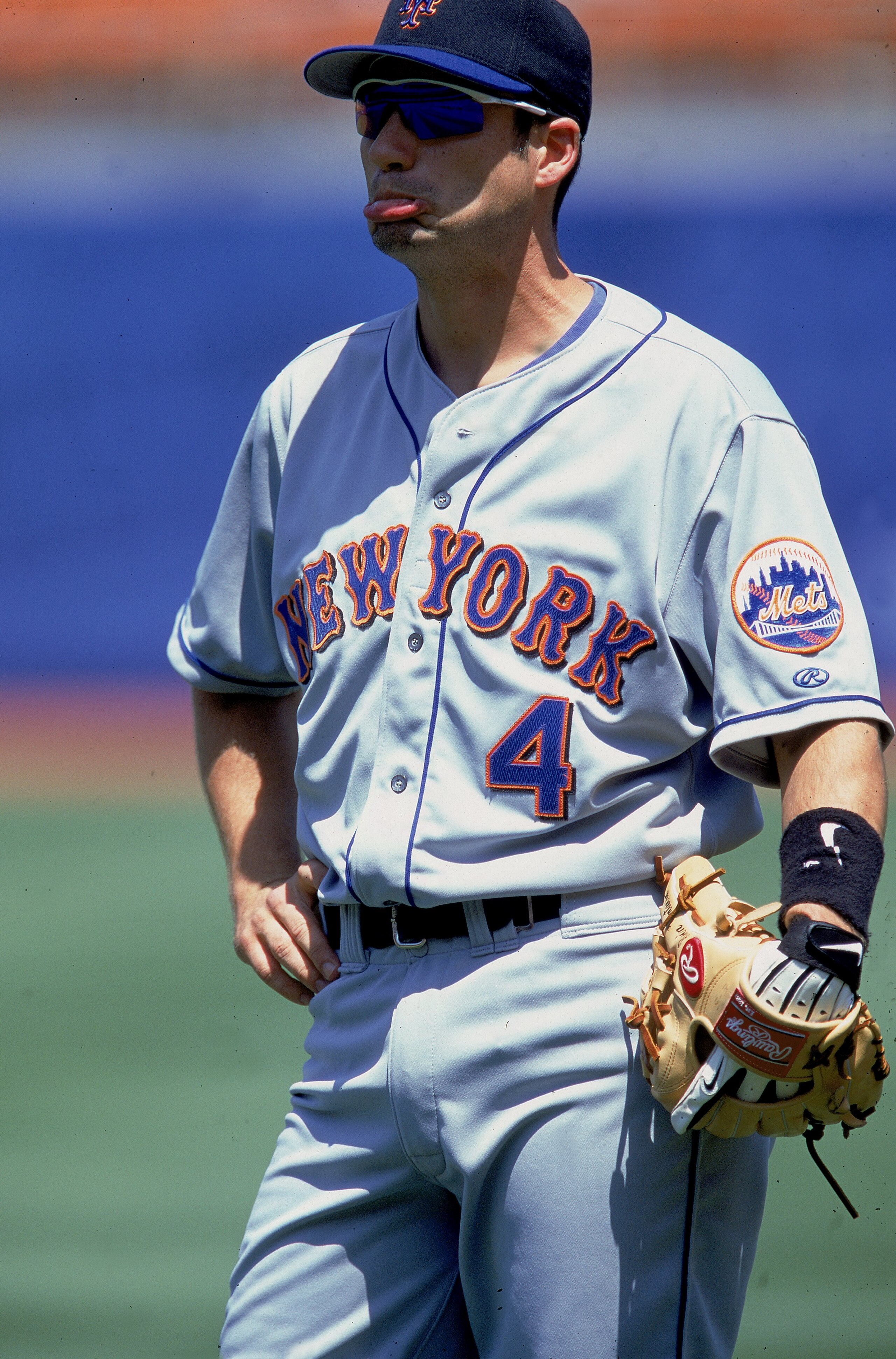 20 Aug 2000: Robin Ventura #4 of the New York Mets is looking on during the game against the Los Angeles Dodgers at Dodger Stadium in Los Angeles, California. The Mets defeated the Dodgers 9-6.Mandatory Credit: Jeff Gross /Allsport 20 Aug 2000: Robin Ventura #4 of the New York Mets is looking on during the game against the Los Angeles Dodgers at Dodger Stadium in Los Angeles, California. The Mets defeated the Dodgers 9-6.Mandatory Credit: Jeff Gross /Allsport