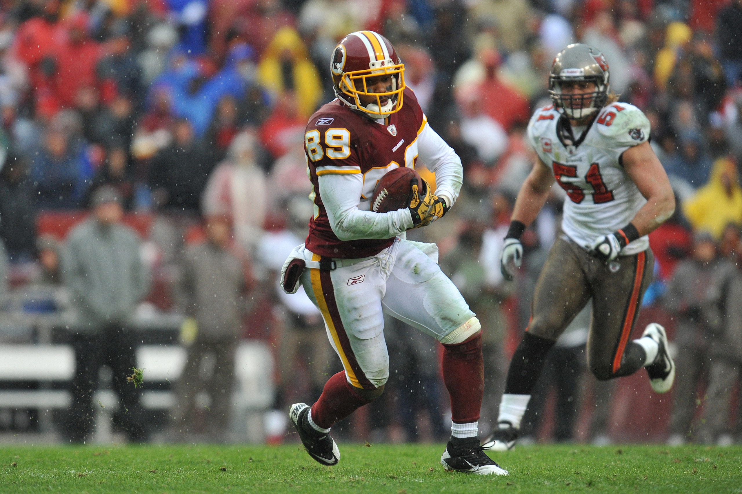 LANDOVER, MD - DECEMBER 12:  Santana Moss #89 of the Washington Redskins runs the ball after a catch during the game against the Tampa Bay Buccaneers  at FedExField on December 12, 2010 in Landover, Maryland. The Buccaneers defeated the Redskins 17-16. (P