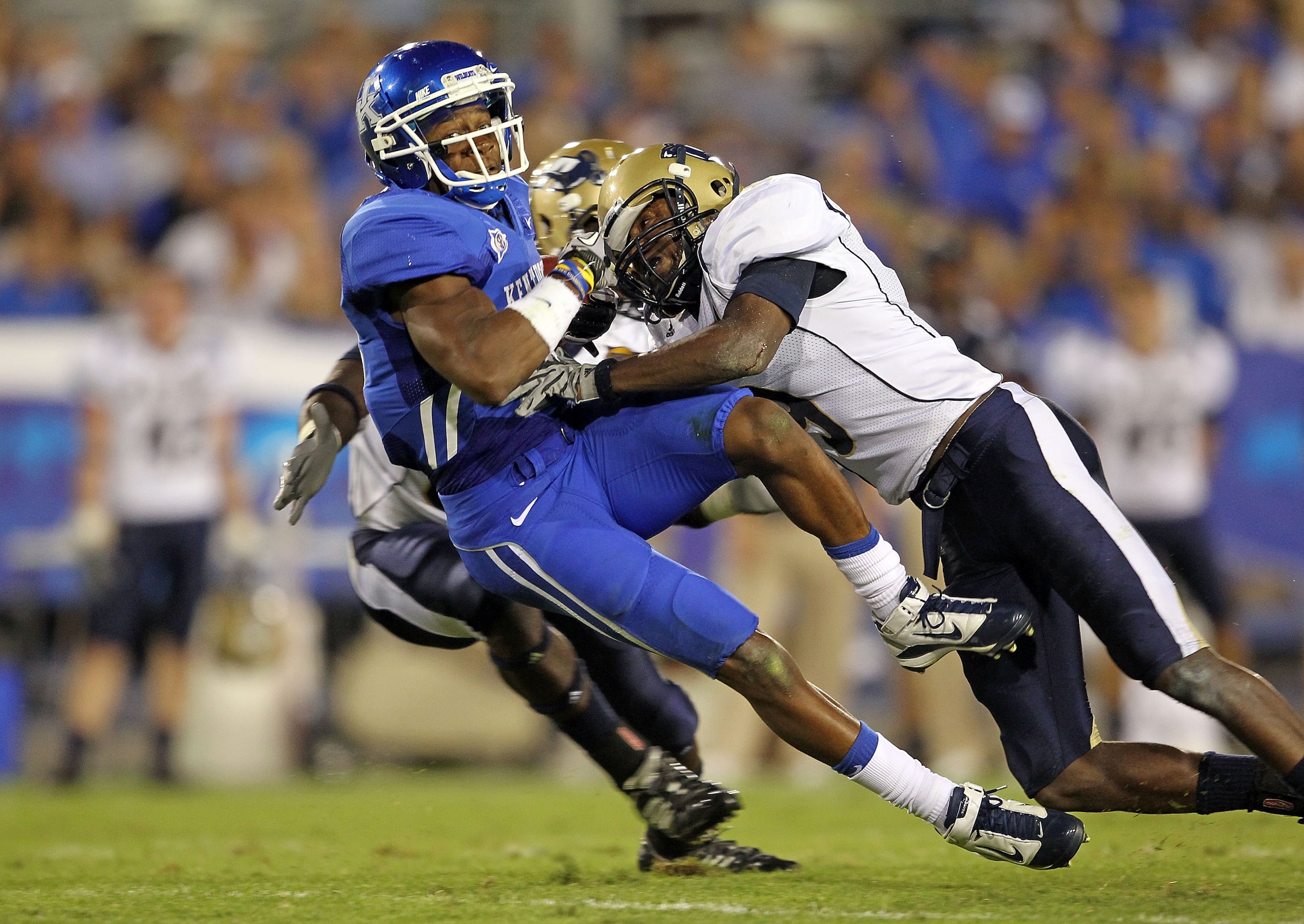 LEXINGTON, KY - SEPTEMBER 18:  Randall Cobb #18 of the Kentucky Wildcats is tackled by Doug Richardson #9 of the Akron Zips during the game  at Commonwealth Stadium on September 18, 2010 in Lexington, Kentucky.  (Photo by Andy Lyons/Getty Images)