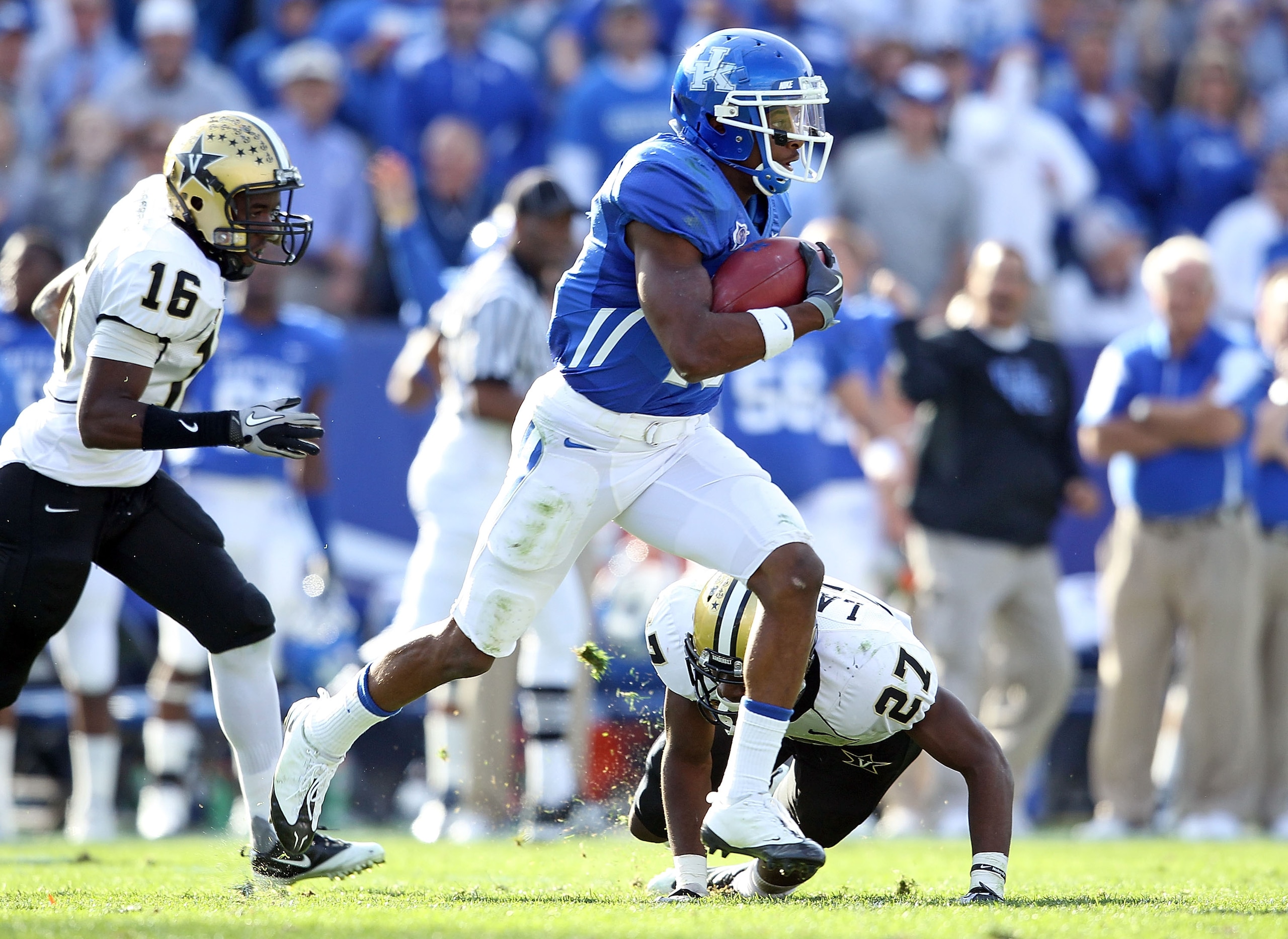LEXINGTON, KY - NOVEMBER 13: Randall Cobb #18 of the Kentucky Wildcats runs with the ball during the game against the Vanderbilt Commodores at Commonwealth Stadium on November 13, 2010 in Lexington, Kentucky. Kentucky won 38-20. (Photo by Andy Lyons/Get LEXINGTON, KY - NOVEMBER 13: Randall Cobb #18 of the Kentucky Wildcats runs with the ball during the game against the Vanderbilt Commodores at Commonwealth Stadium on November 13, 2010 in Lexington, Kentucky. Kentucky won 38-20. (Photo by Andy Lyons/Get