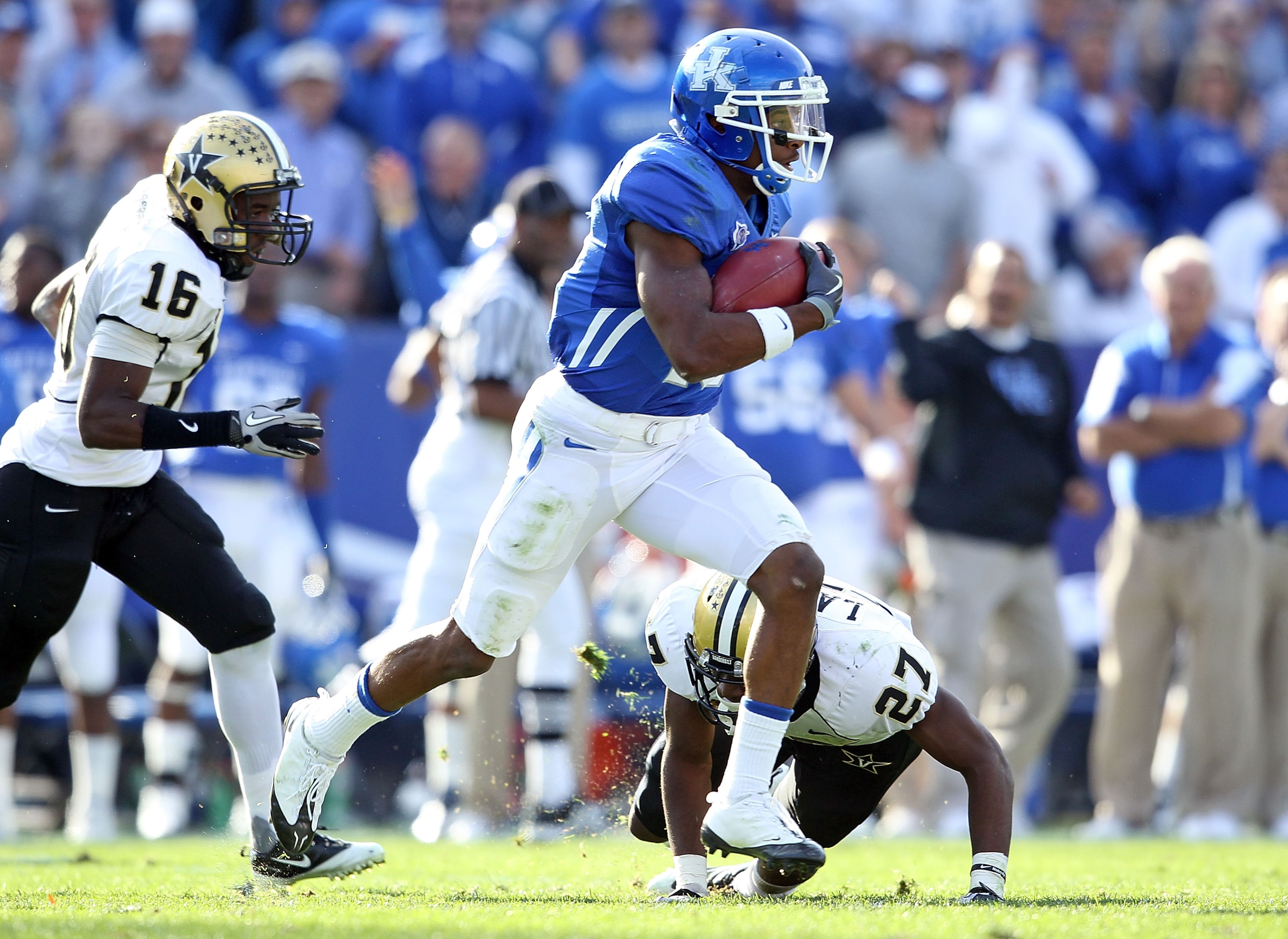 LEXINGTON, KY - NOVEMBER 13:  Randall Cobb #18 of the Kentucky Wildcats runs with the ball during the game against the Vanderbilt Commodores at Commonwealth Stadium on November 13, 2010 in Lexington, Kentucky. Kentucky won 38-20.  (Photo by Andy Lyons/Get