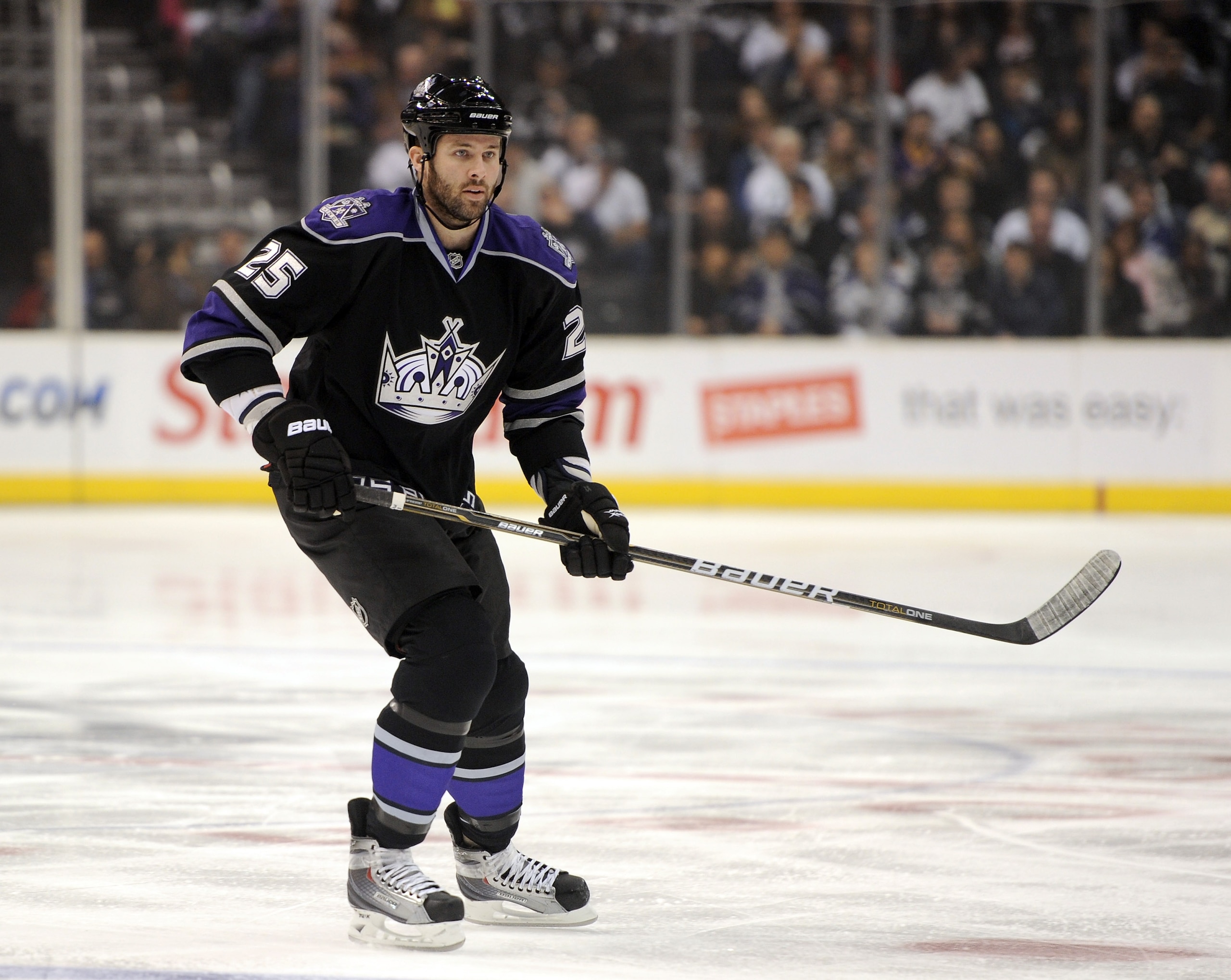 LOS ANGELES, CA - MARCH 05:  Dustin Penner #25 of the Los Angeles Kings waits for a pass against the Vancouver Canucks at the Staples Center on March 5, 2011 in Los Angeles, California.  (Photo by Harry How/Getty Images)