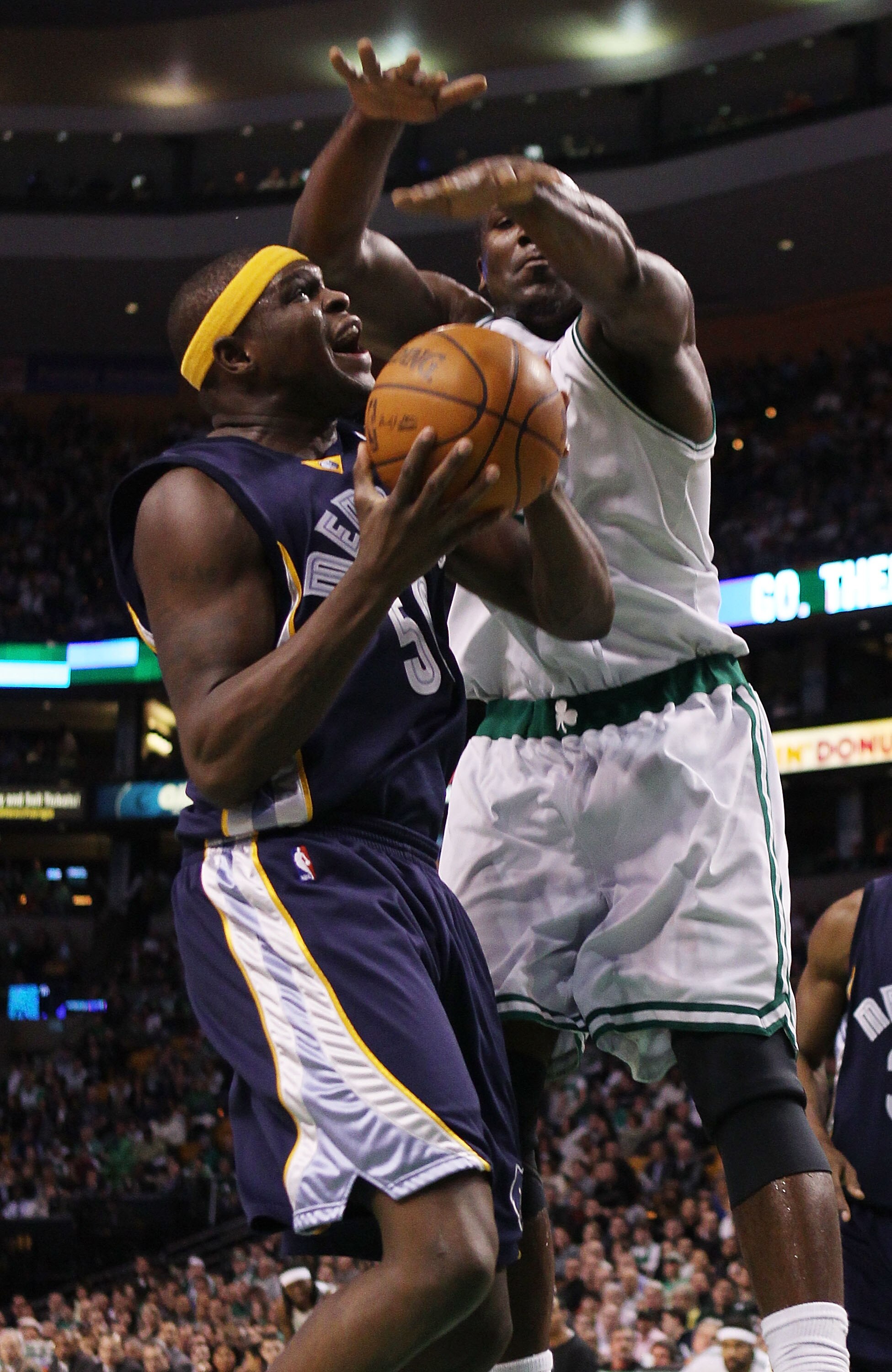 BOSTON - MARCH 10:  Zach Randolph #50 of the Memphis Grizzlies heads for the net as Kendrick Perkins #43 of the Boston Celtics defends on March 10, 2010 at the TD Garden in Boston, Massachusetts.  NOTE TO USER: User expressly acknowledges and agrees that,