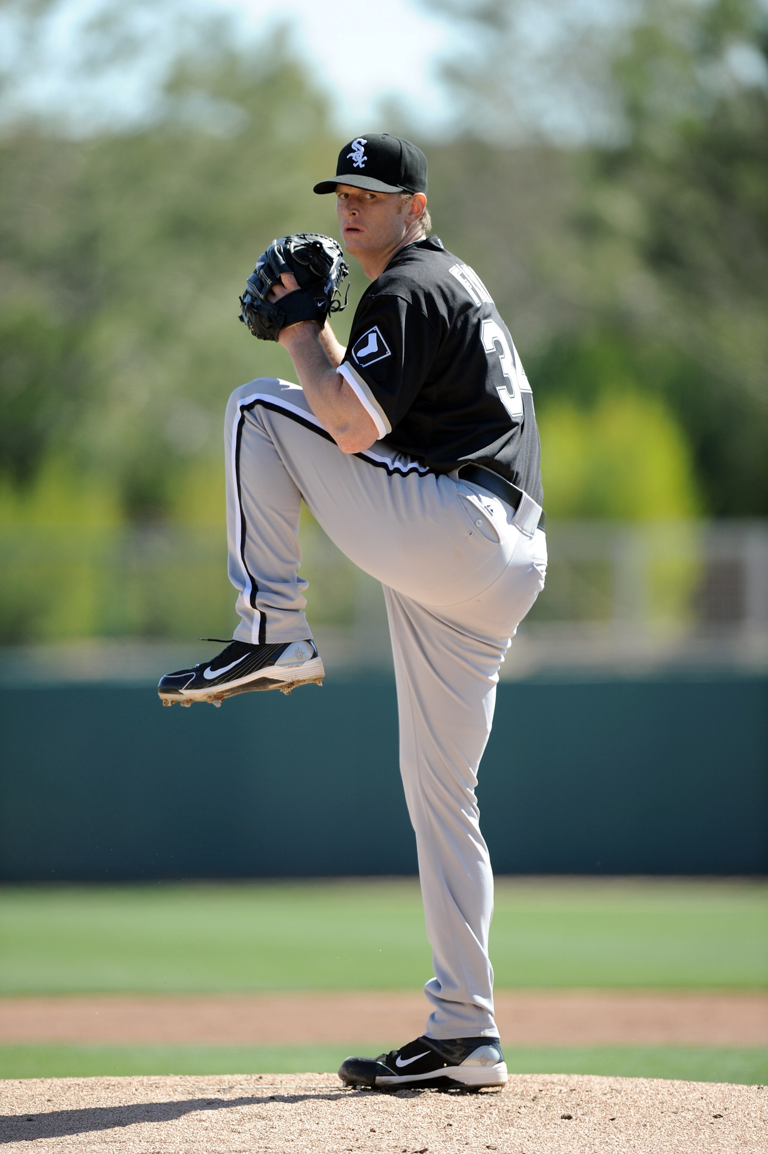 PHOENIX, AZ - FEBRUARY 28:  Gavin Floyd #34 of the Chicago White Sox pitches against the Los Angeles Dodgers during spring training at Camelback Ranch on February 28, 2011 in Phoenix, Arizona.  (Photo by Harry How/Getty Images)