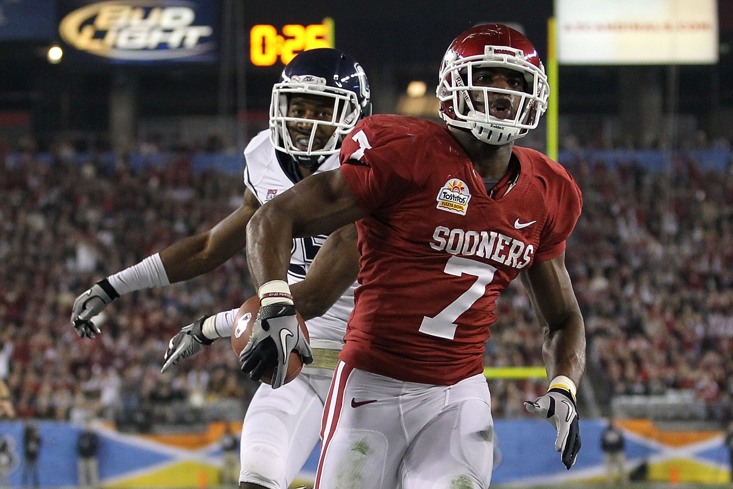 GLENDALE, AZ - JANUARY 01:  DeMarco Murray #7 of the Oklahoma Sooners reacts after scoring a touchdown in the first quarter against the Connecticut Huskies during the Tostitos Fiesta Bowl at the Universtity of Phoenix Stadium on January 1, 2011 in Glendal