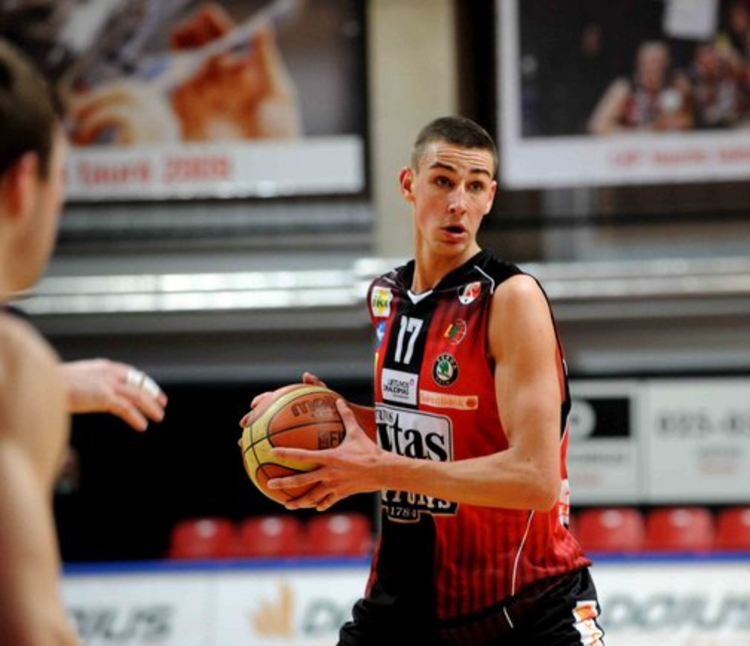 http://1.bp.blogspot.com/_M7_yPVHRcao/TA6u4-n1LbI/AAAAAAAADD4/r3mdL64E35A/s1600/jonas-valanciunas-lietuvos.jpg