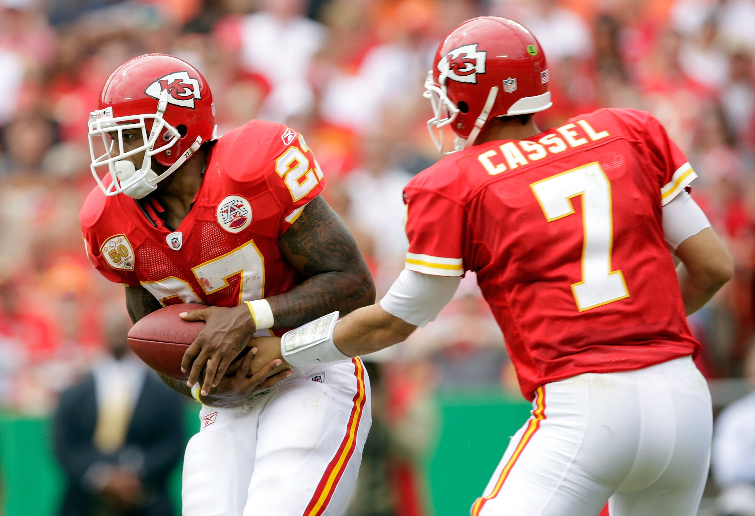 KANSAS CITY, MO - SEPTEMBER 20:  Quarterback Matt Cassell #7 of the Kansas City Chiefs hands off to running back Larry Johnson #27 during the game against the Oakland Raiders at Arrowhead Stadium on September 20, 2009 in Kansas City, Missouri.  (Photo by