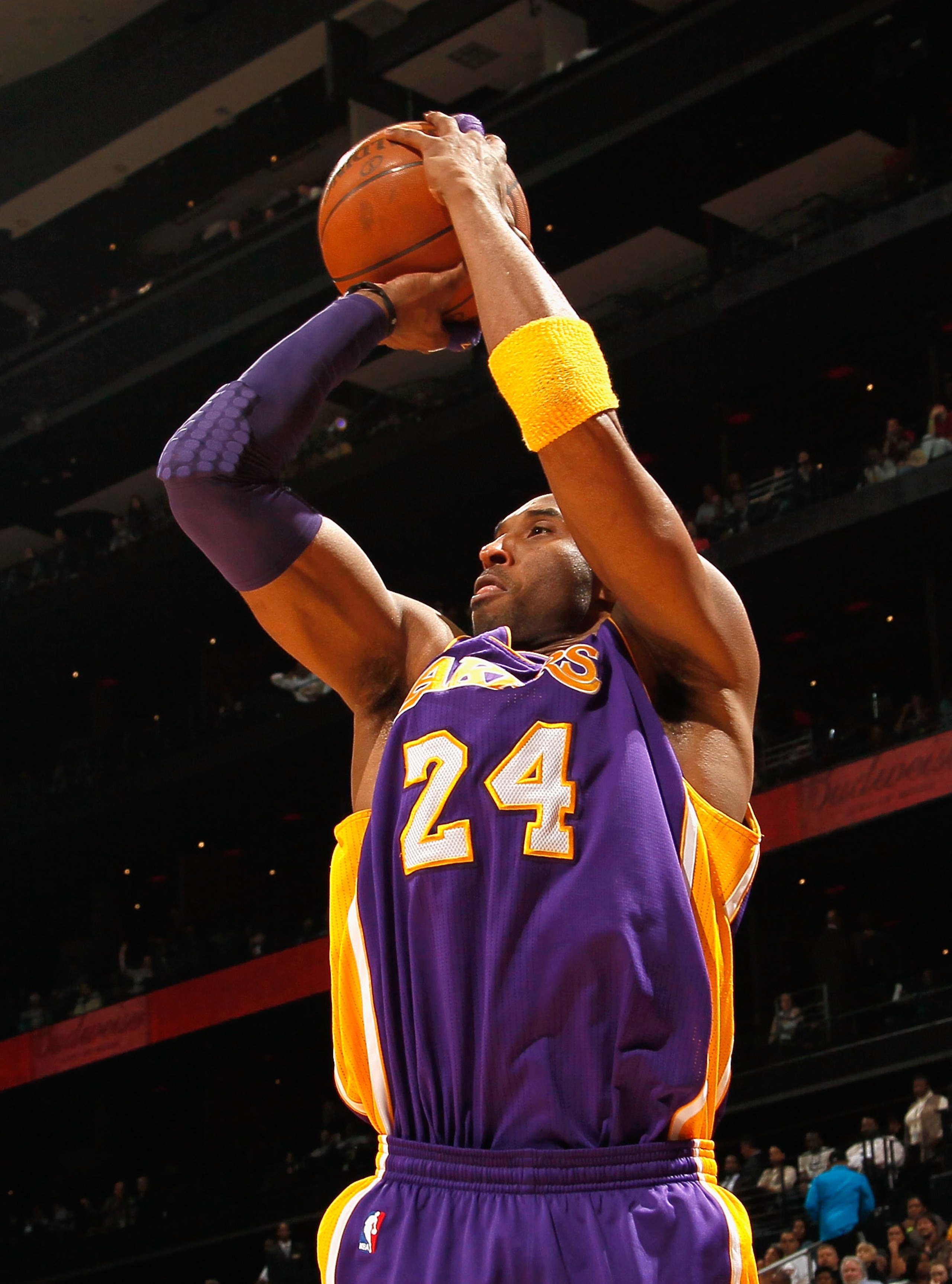 ATLANTA, GA - MARCH 08:  Kobe Bryant #24 of the Los Angeles Lakers shoots against the Atlanta Hawks at Philips Arena on March 8, 2011 in Atlanta, Georgia.  NOTE TO USER: User expressly acknowledges and agrees that, by downloading and/or using this Photogr