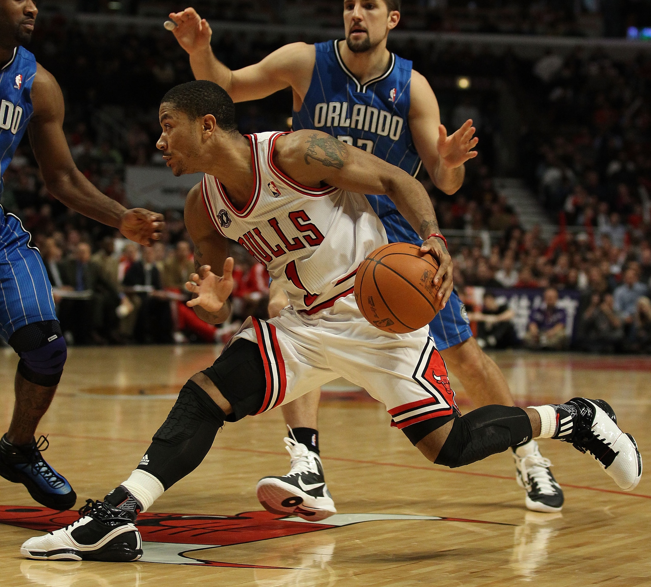 CHICAGO, IL - JANUARY 28: Derrick Rose #1 of the Chicago Bulls drives past Ryan Anderson #33 of the Orlando Magic at the United Center on January 28, 2011 in Chicago, Illinois. The Bulls defeated the Magic 99-90. NOTE TO USER: User expressly acknowledges