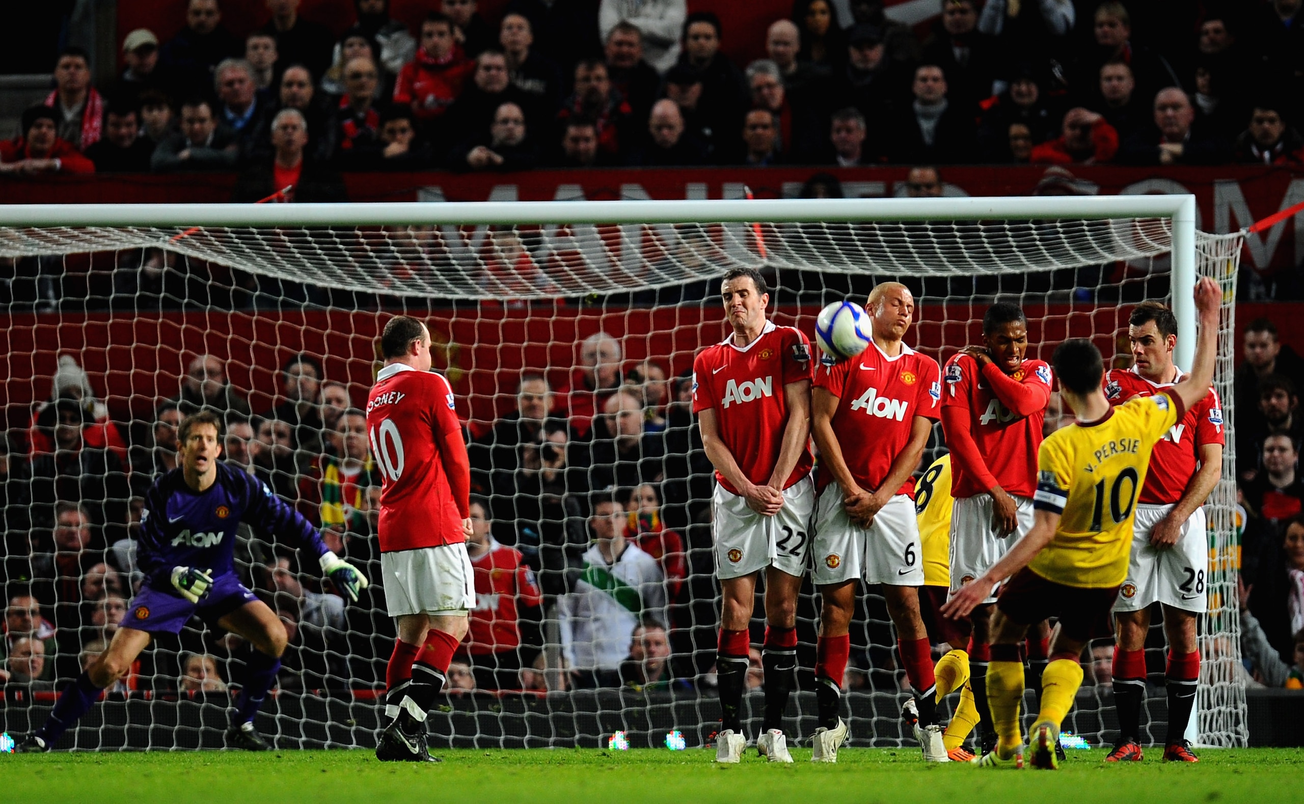MANCHESTER, ENGLAND - MARCH 12:  Robin van Persie of Arsenal attempts a free kick during the FA Cup sponsored by E.On Sixth Round match between Manchester United and Arsenal at Old Trafford on March 12, 2011 in Manchester, England.  (Photo by Clive Mason/