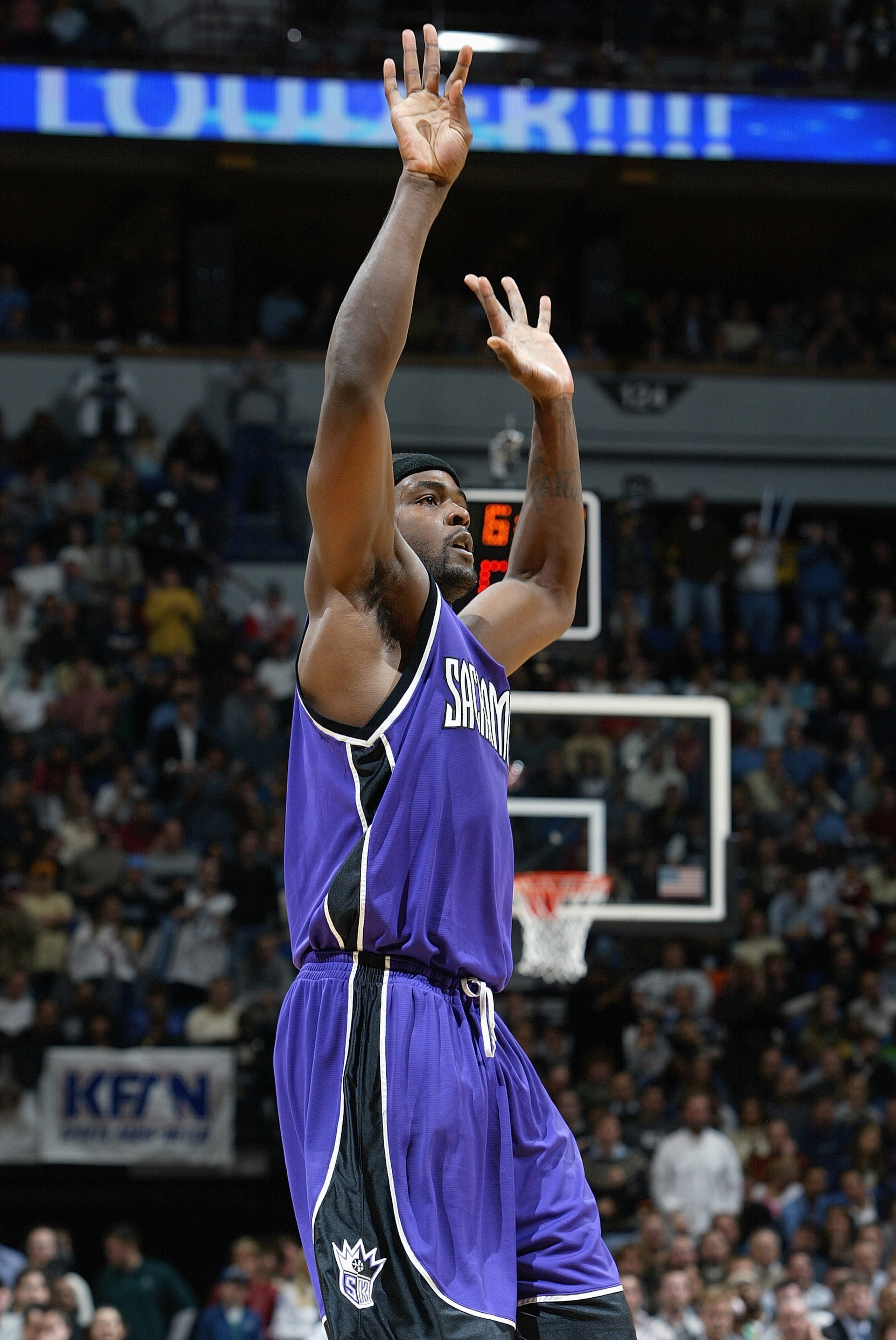 MINNEAPOLIS - DECEMBER 10: Chris Webber #4 of the Sacramento Kings asks for the ball during the game against the Minnesota Timberwolves at Target Center on December 10, 2004 in Minneapolis, Minnesota. The Timberwolves won 113-105. NOTE TO USER: User ex MINNEAPOLIS - DECEMBER 10: Chris Webber #4 of the Sacramento Kings asks for the ball during the game against the Minnesota Timberwolves at Target Center on December 10, 2004 in Minneapolis, Minnesota. The Timberwolves won 113-105. NOTE TO USER: User ex