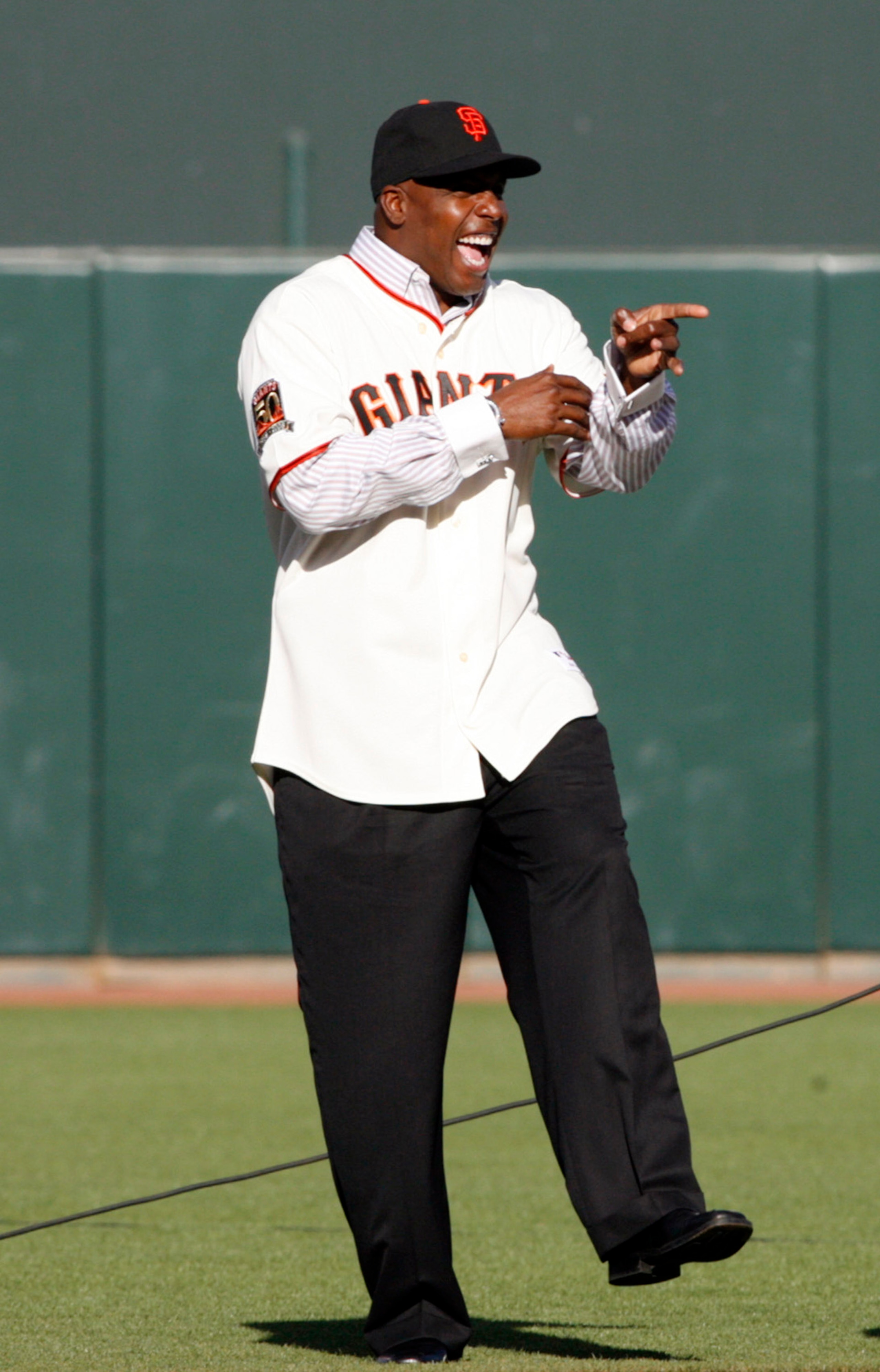SAN FRANCISCO - AUGUST 9: Barry Bonds motions to fans during a San Francisco Giants 50th Anniversary celebration before the game between the Los Angeles Dodgers and San Francisco Giants at AT&T Park on August 9, 2008 in San Francisco, California. (Photo b SAN FRANCISCO - AUGUST 9: Barry Bonds motions to fans during a San Francisco Giants 50th Anniversary celebration before the game between the Los Angeles Dodgers and San Francisco Giants at AT&T Park on August 9, 2008 in San Francisco, California. (Photo b