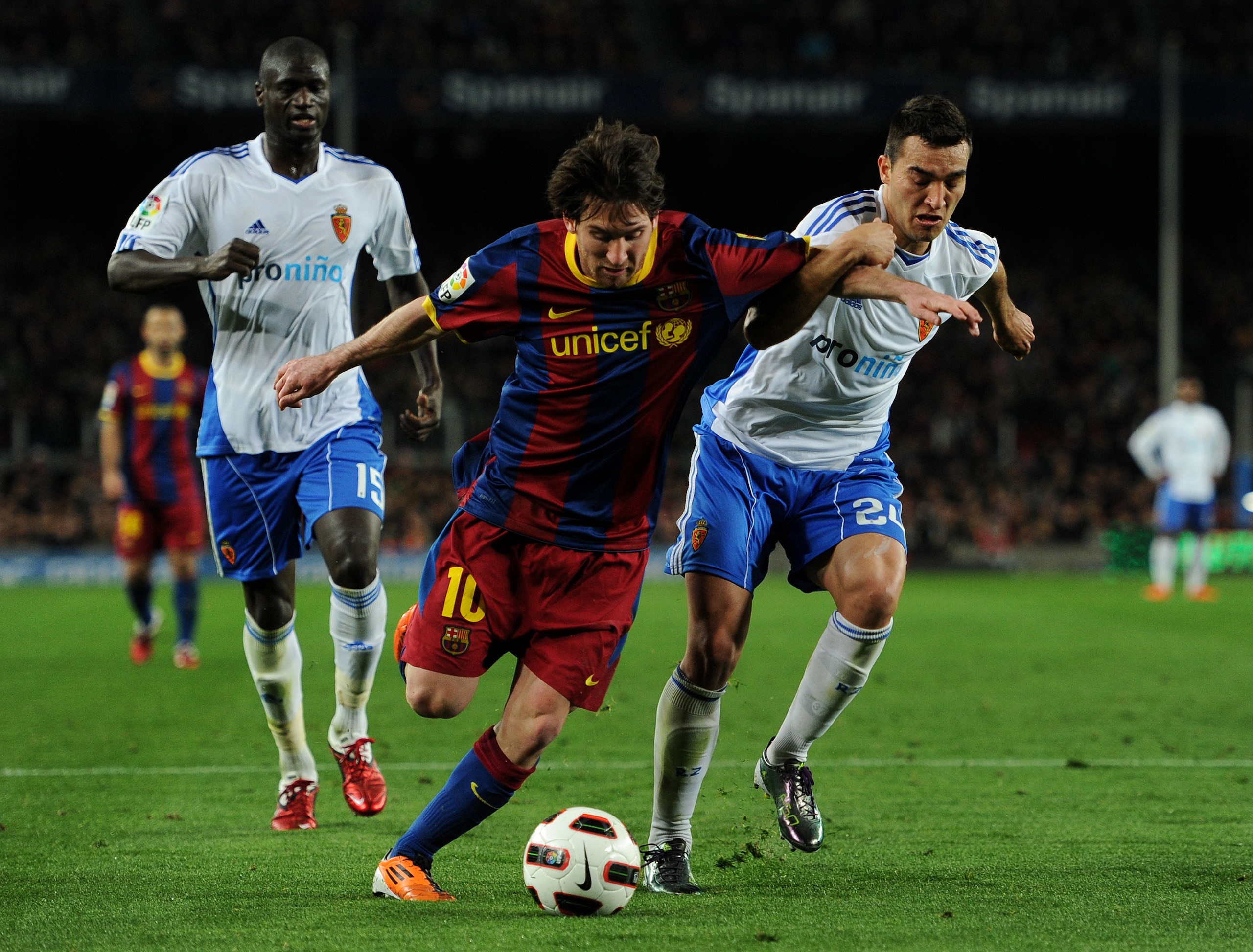 BARCELONA, SPAIN - MARCH 05:  Lionel Messi (L) of Barcelona duels for the ball with Ivan Obradovic of Real Zaragoza during the la Liga match between Barcelona and Real Zaragoza at the Camp Nou stadium on March 5, 2011 in Barcelona, Spain.  (Photo by Jaspe