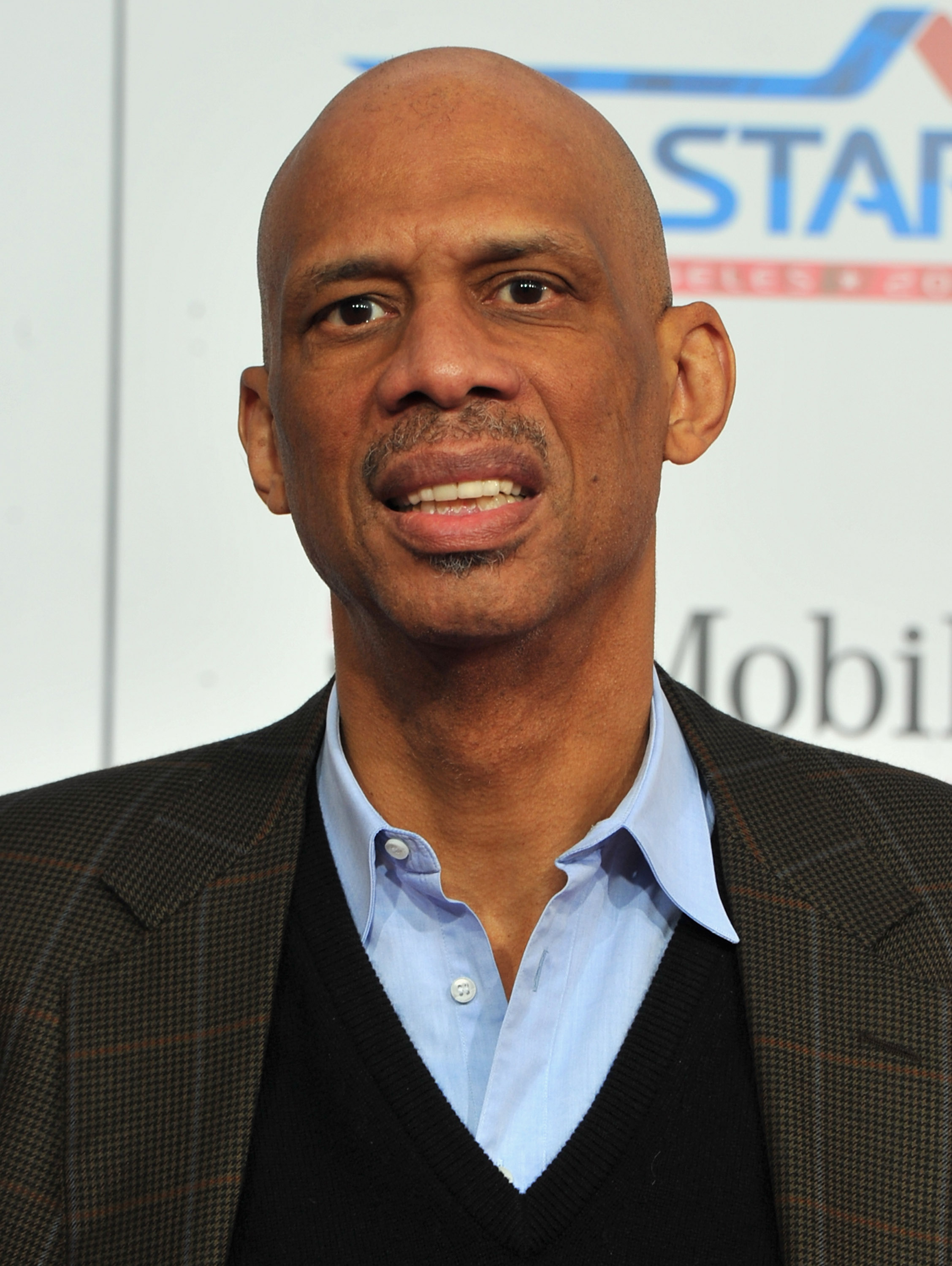 LOS ANGELES, CA - FEBRUARY 20:  Former NBA player Kareem Abdul Jabbar arrives to the T-Mobile Magenta Carpet at the 2011 NBA All-Star Game on February 20, 2011 in Los Angeles, California.  (Photo by Alberto E. Rodriguez/Getty Images)