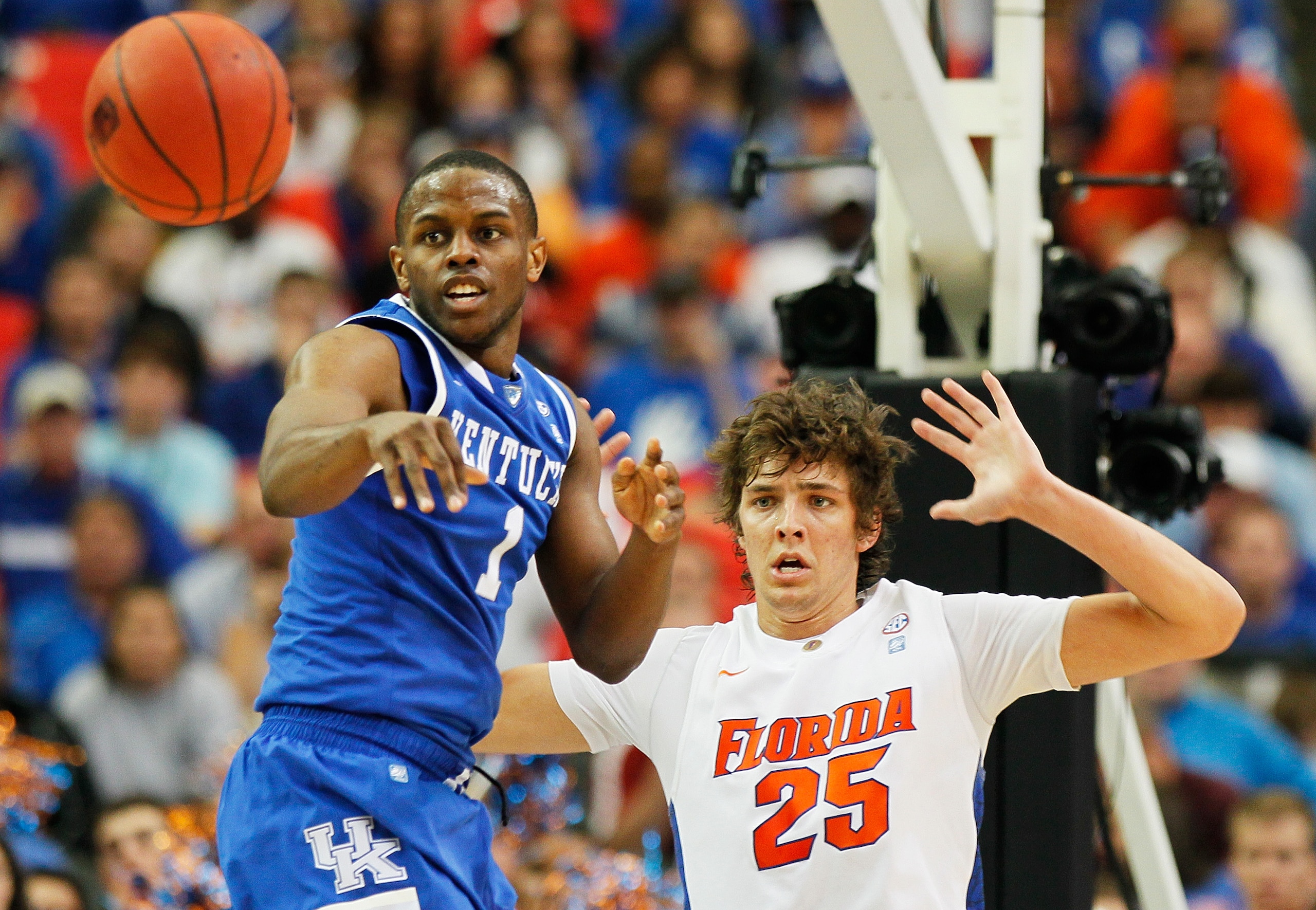 ATLANTA, GA - MARCH 13:  Darius Miller #1 of the Kentucky Wildcats passes te ball in front of Chandler Parsons #25 of the Florida Gators during the championship game of the SEC Men's Basketball Tournament at Georgia Dome on March 13, 2011 in Atlanta, Geor
