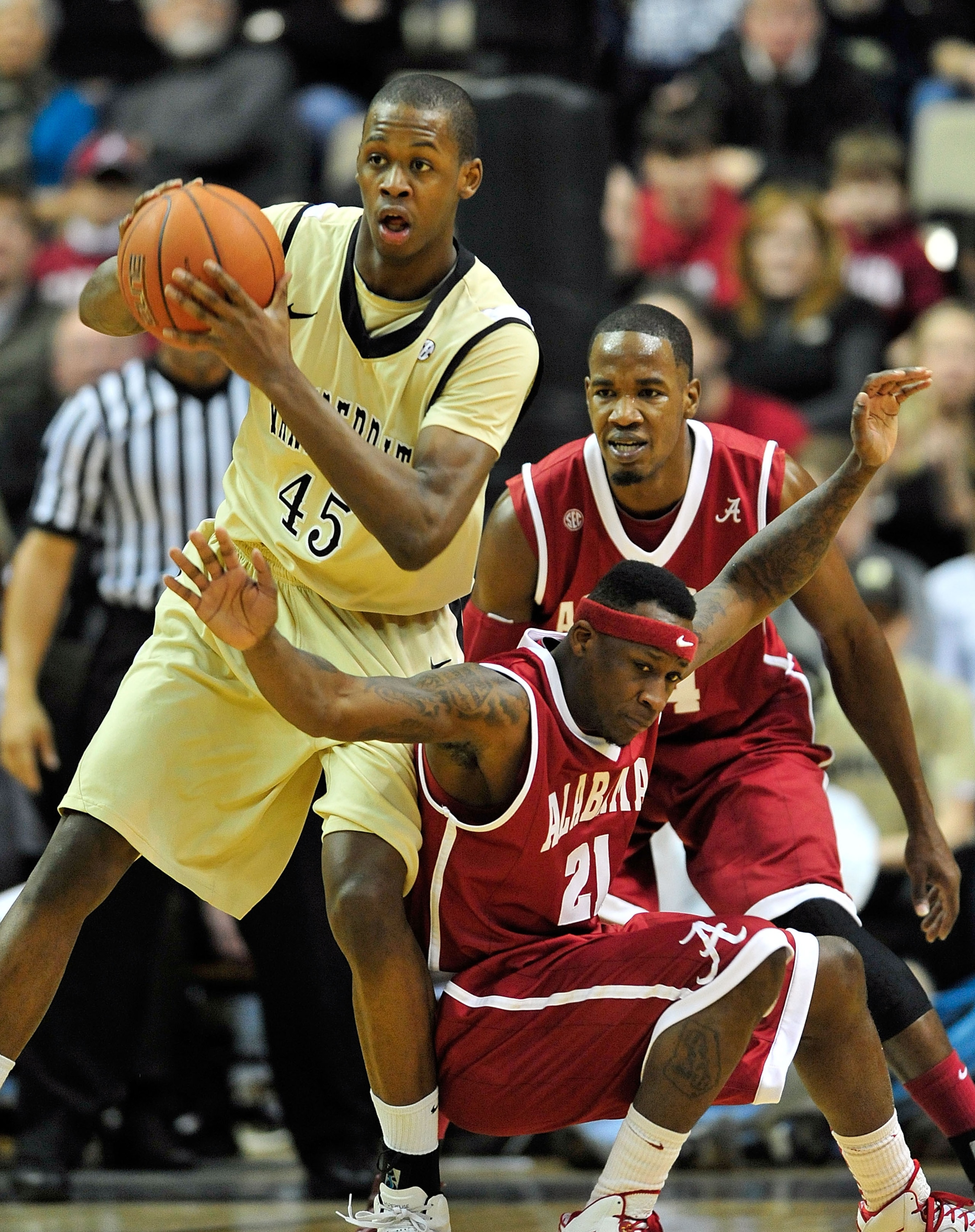 NASHVILLE, TN - FEBRUARY 10:  Rod Odom #45 of the Vanderbilt Commodores takes a loose ball away from Senario Hillman #21 of the Alabama Crimson Tide at Memorial Gym on February 10, 2011 in Nashville, Tennessee.  (Photo by Grant Halverson/Getty Images)
