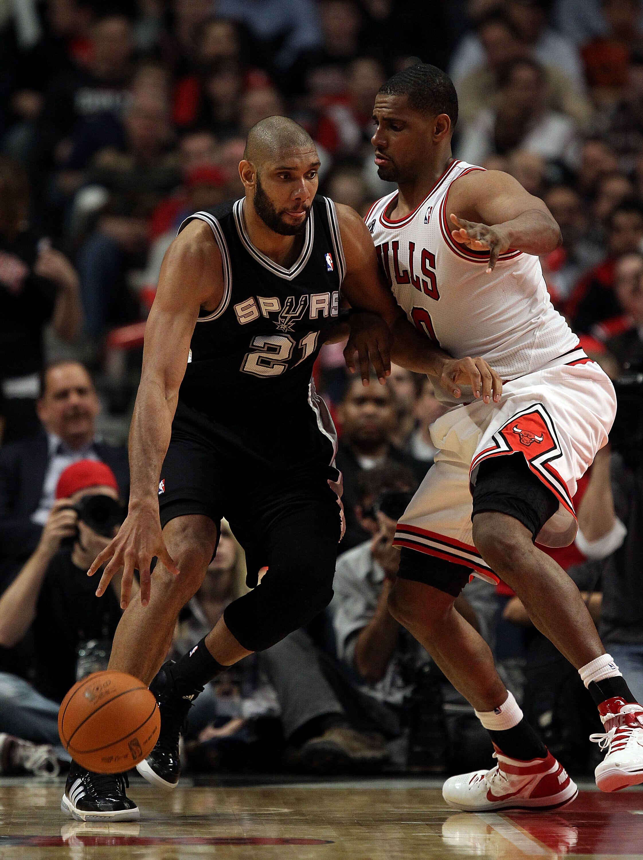 CHICAGO, IL - FEBRUARY 17: Tim Duncan #21 of the San Antonio Spurs moves against Kurt Thomas #40 of the Chicago Bulls at the United Center on February 17, 2011 in Chicago, Illinois. The Bulls defeated the Spurs 109-99. NOTE TO USER: User expressly acknowl