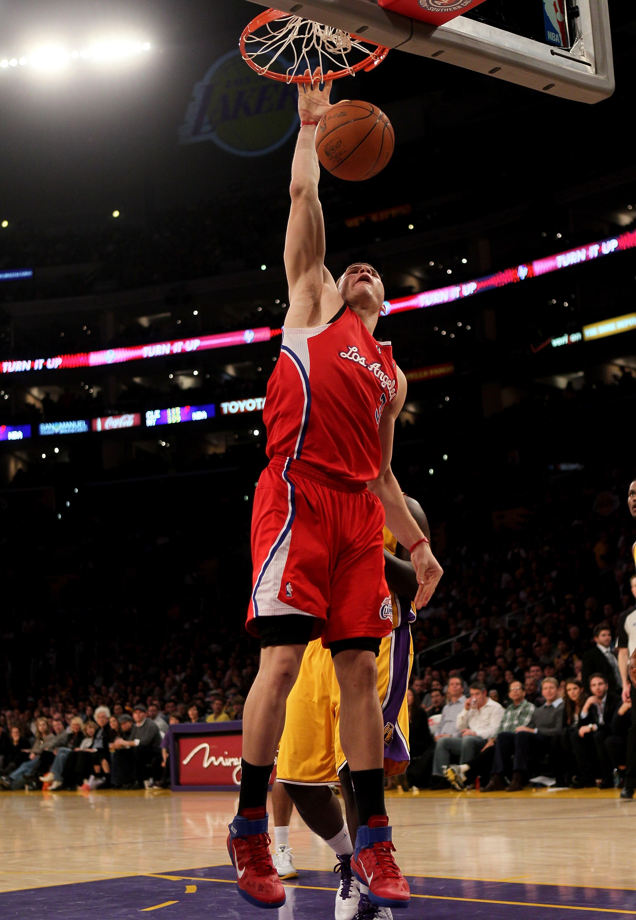 LOS ANGELES, CA - FEBRUARY 25:  Blake Griffin #32 of the Los Angeles Clippers dunks against the Los Angeles Lakers at Staples Center on February 25, 2011 in Los Angeles, California. The Lakers won 108-95.  NOTE TO USER: User expressly acknowledges and agr