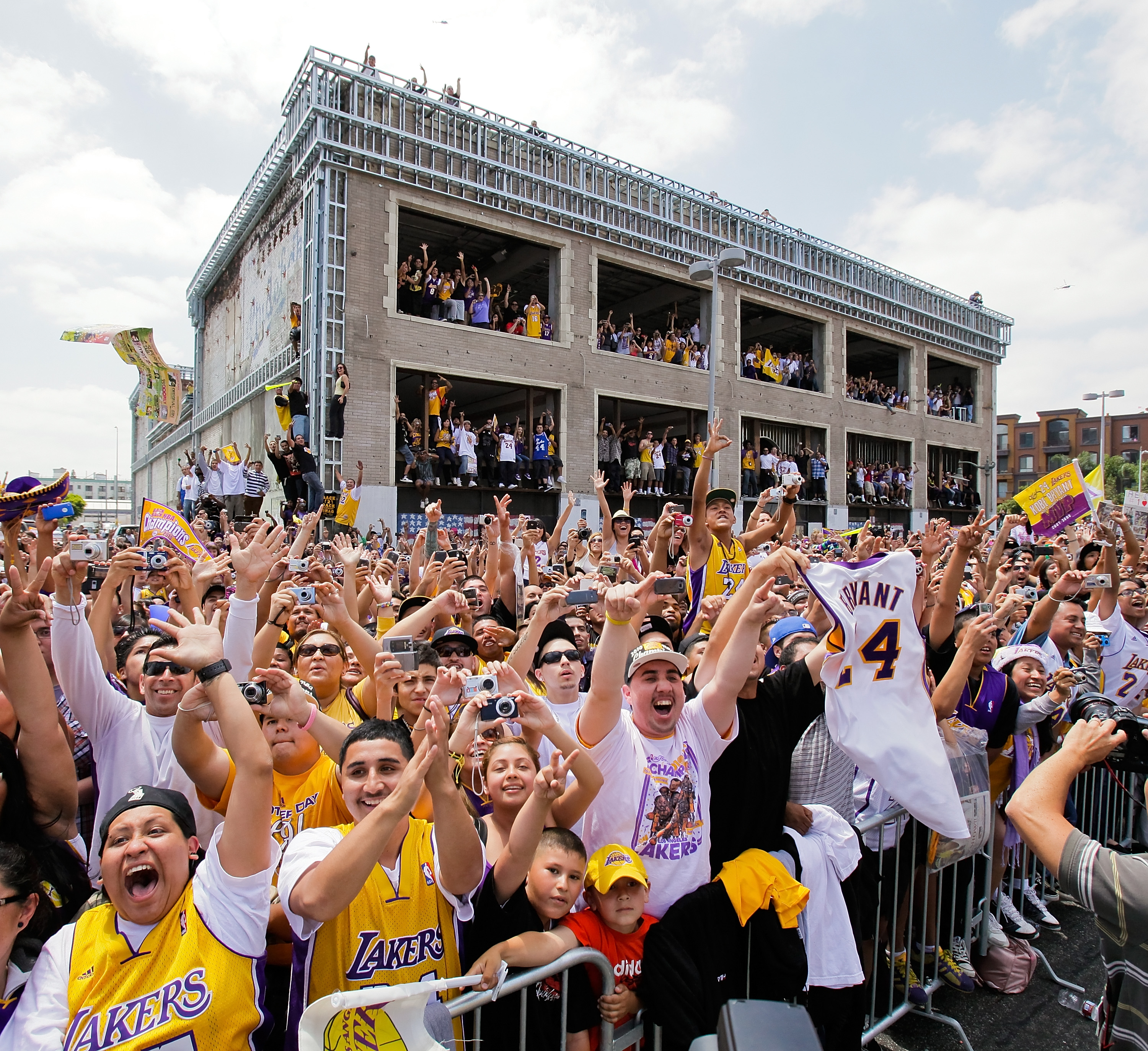 Lakers parade to celebrate Championship