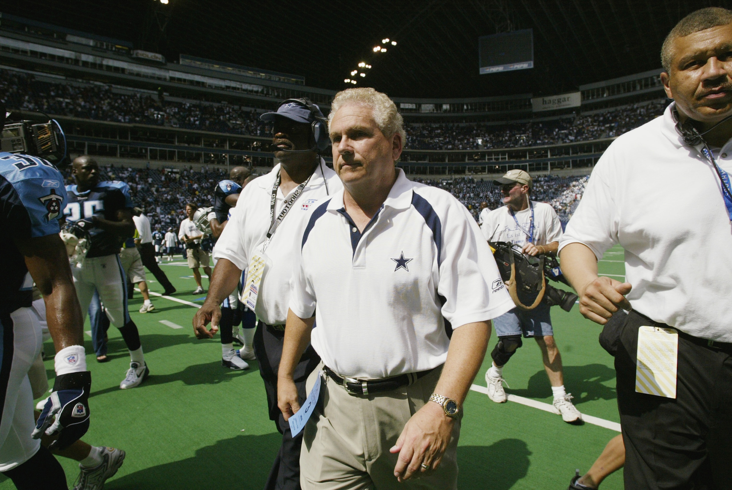 DALLAS - SEPTEMBER 15: Dave Campo head coach of the Dallas Cowboys walks off the field after the win over the Tennessee Titans on September 15, 2002 at Texas Stadium in Dallas, Texas. The Cowboys defeat the Titans 21-13. (Photo by Ronald Martinez/Gett DALLAS - SEPTEMBER 15: Dave Campo head coach of the Dallas Cowboys walks off the field after the win over the Tennessee Titans on September 15, 2002 at Texas Stadium in Dallas, Texas. The Cowboys defeat the Titans 21-13. (Photo by Ronald Martinez/Gett