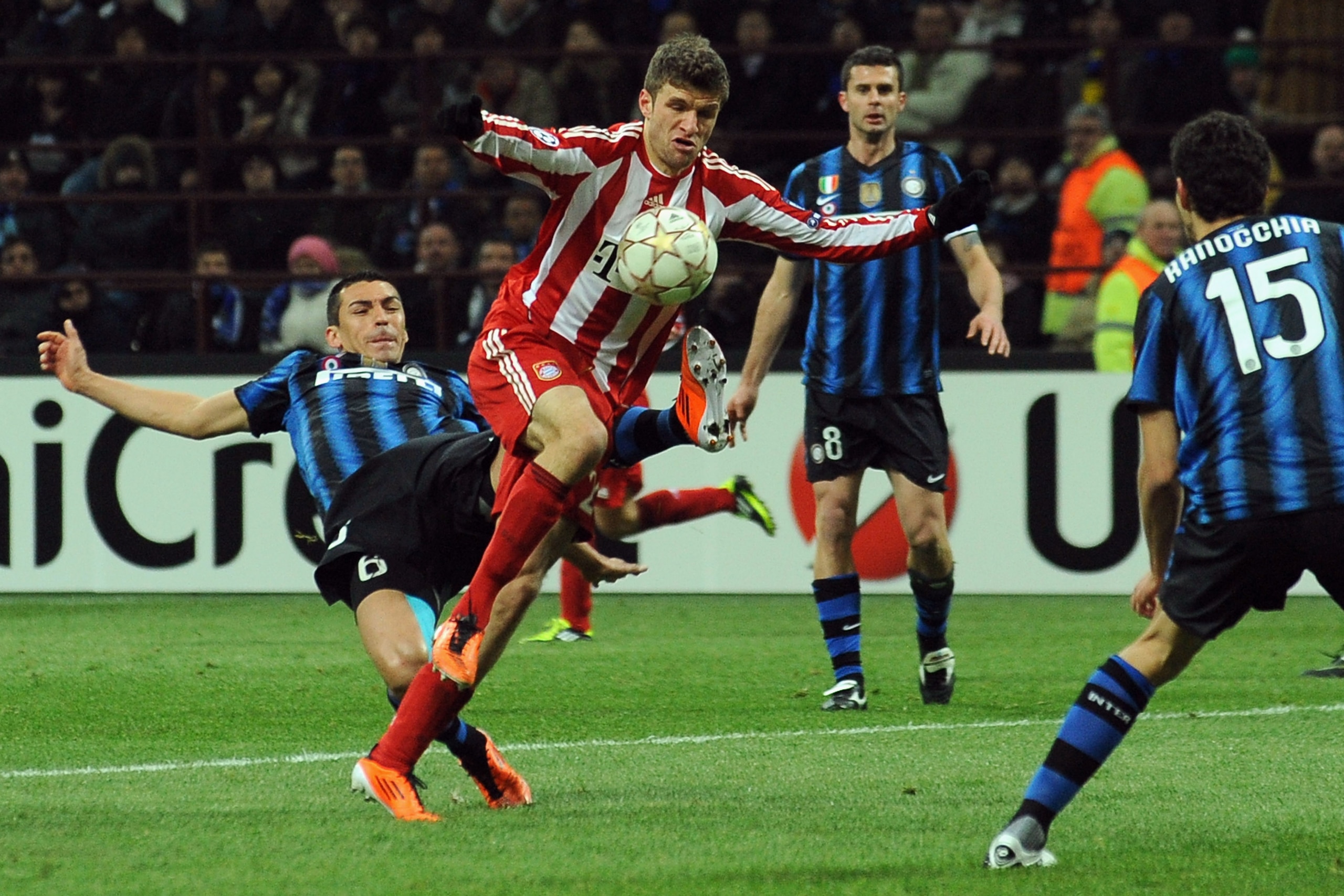 MILAN, ITALY - FEBRUARY 23:  Lucio of Inter Milanfights for the ball with Thomas Mueller of FC Bayern Muenchen during the UEFA Champions League round of 16 first leg match between Inter Milan v FC Bayern Muenchen on February 23, 2011 in Milan, Italy.  (Ph