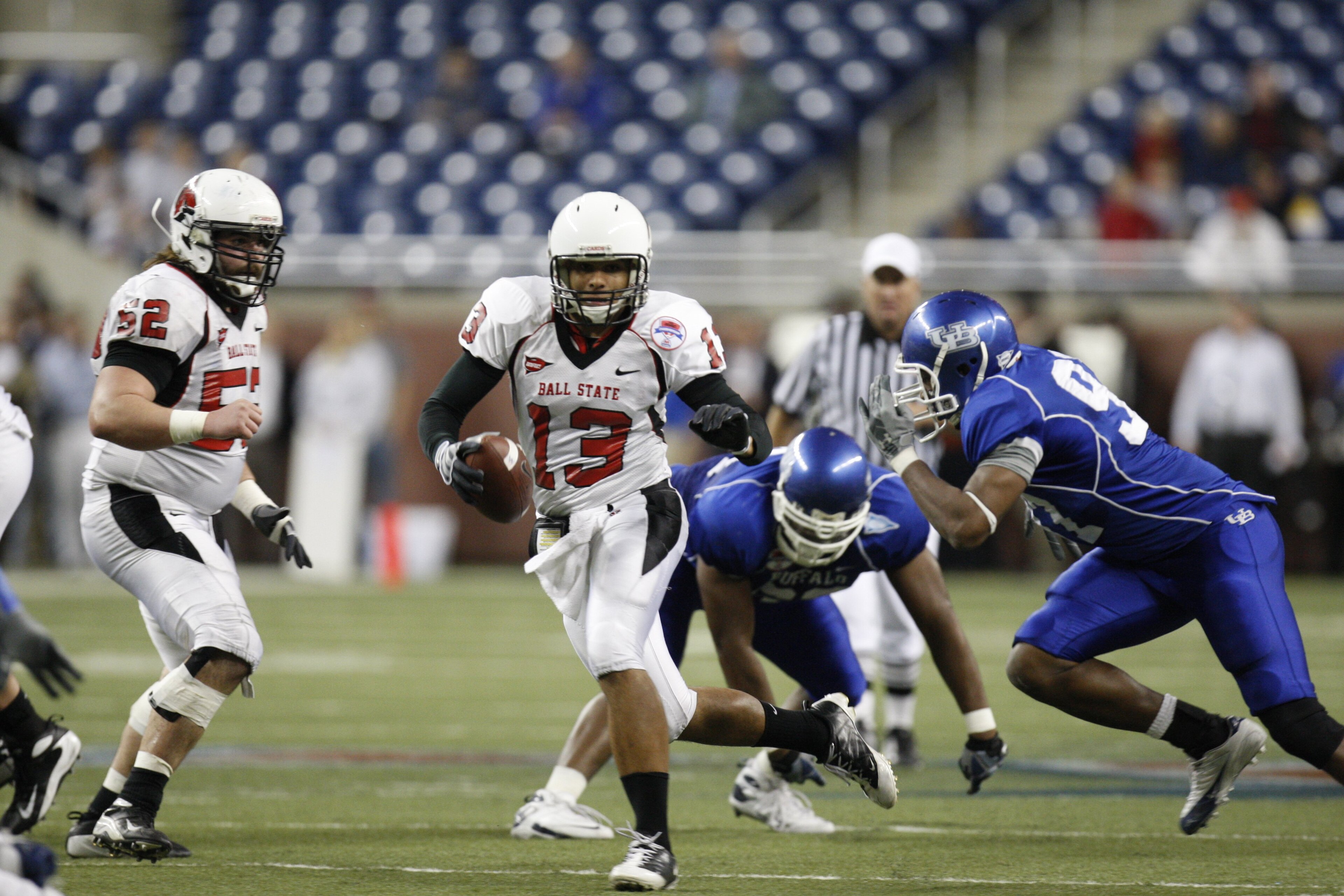 DETROIT - DECEMBER 5:  Quarterback Nate Davis #13 of the Ball State Cardinals runs the ball against the Buffalo Bulls during the MAC Championship game on December 5, 2008 at Ford Field in Detroit Michigan. (Photo by: Gregory Shamus/Getty Images)