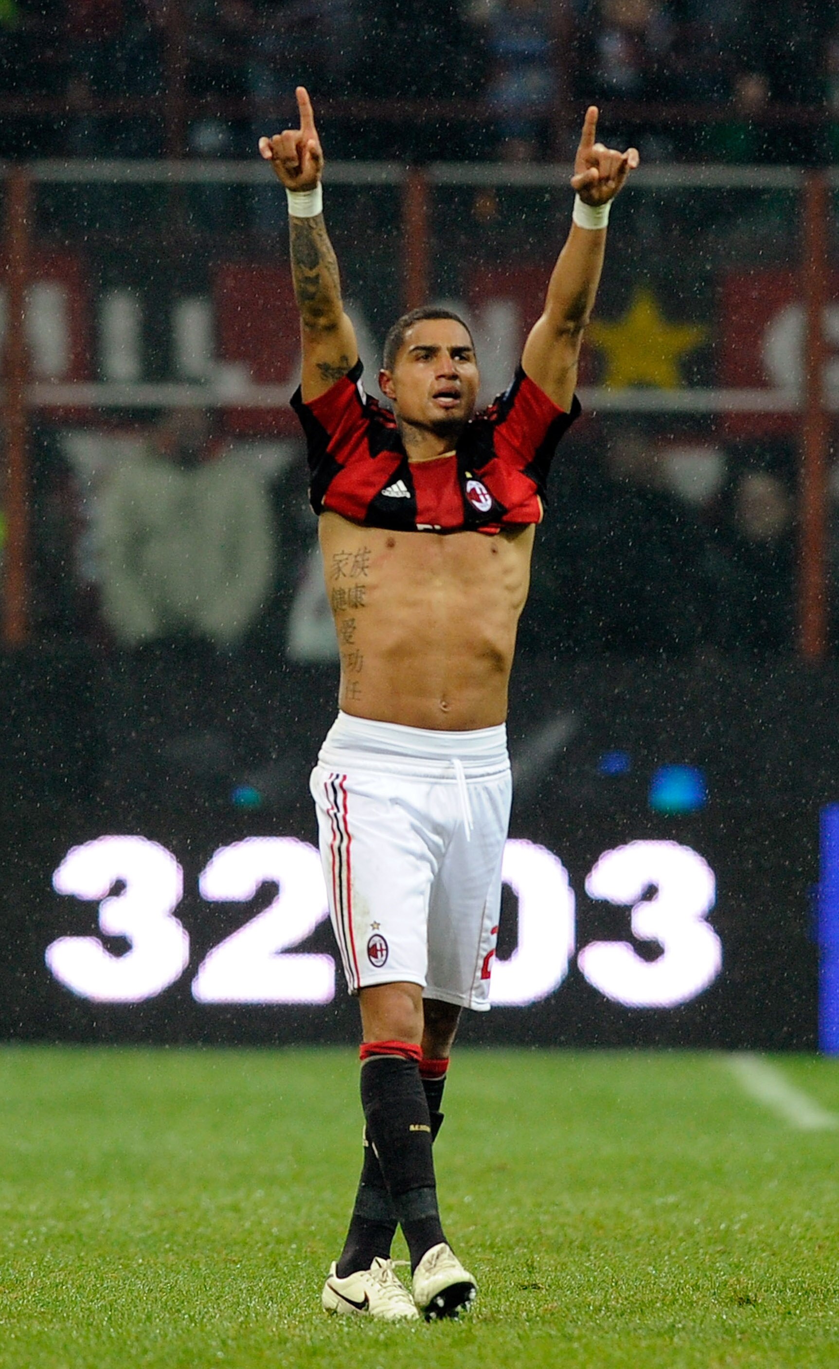 MILAN, ITALY - FEBRUARY 28:  Prince Boateng of AC Milan celebrates scoring the second goal during the Serie A match between AC Milan and SSC Napoli at Stadio Giuseppe Meazza on February 28, 2011 in Milan, Italy.  (Photo by Claudio Villa/Getty Images)
