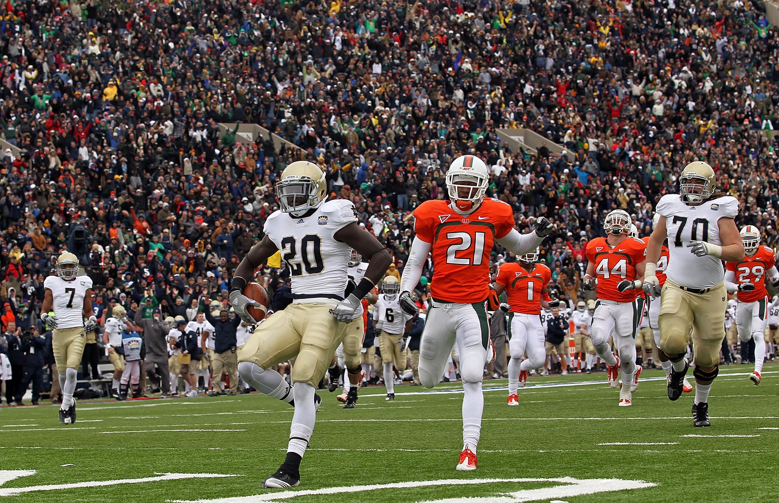 EL PASO, TX - DECEMBER 30: Running back Cierre Wood #20 of the Notre Dame Fighting Irish runs for a touchdown against the Miami Hurricanes during the Hyundai Sun Bowl at Sun Bowl on December 30, 2010 in El Paso, Texas. (Photo by Ronald Martinez/Getty Im EL PASO, TX - DECEMBER 30: Running back Cierre Wood #20 of the Notre Dame Fighting Irish runs for a touchdown against the Miami Hurricanes during the Hyundai Sun Bowl at Sun Bowl on December 30, 2010 in El Paso, Texas. (Photo by Ronald Martinez/Getty Im