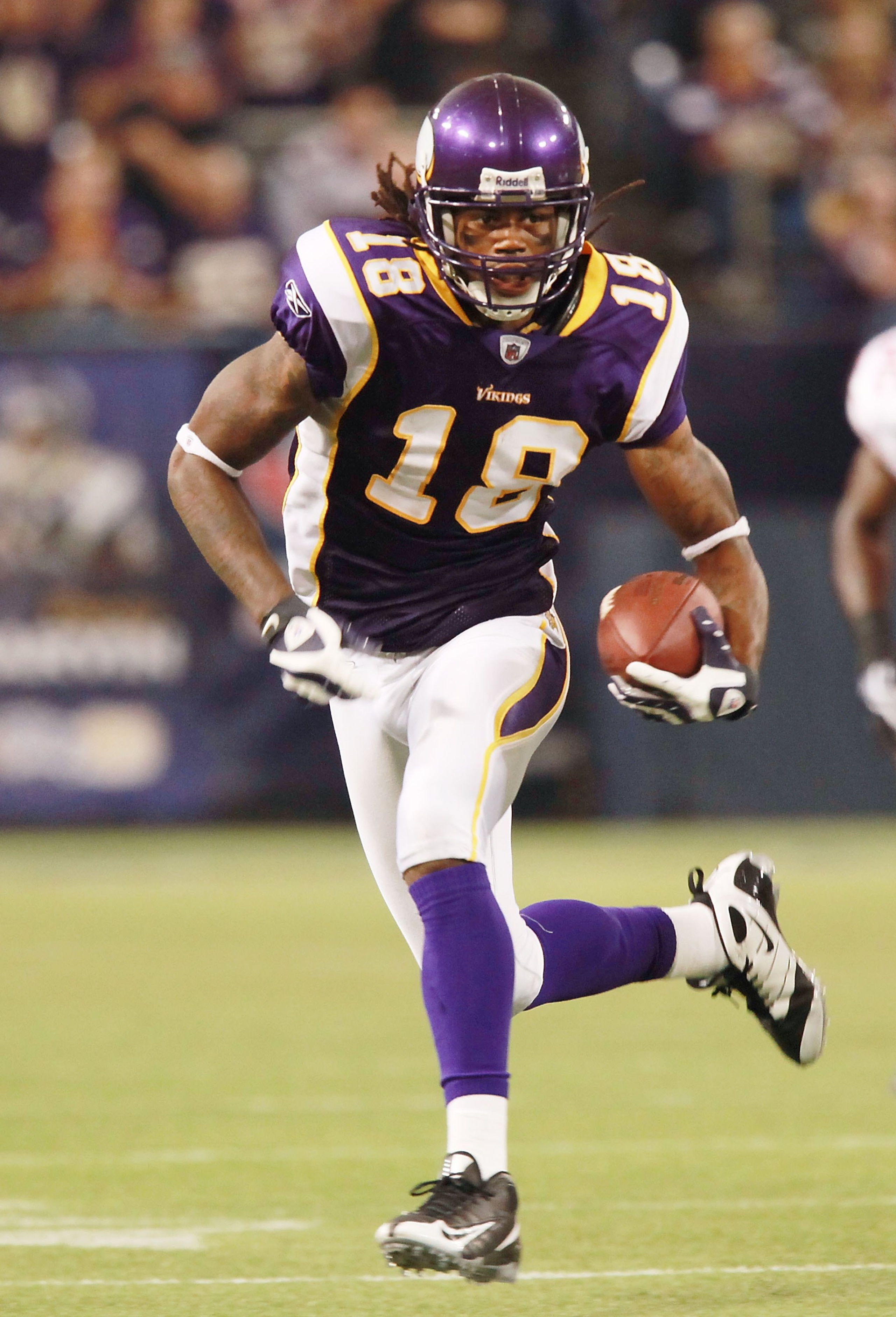 MINNEAPOLIS, MN - SEPTEMBER 27:  Wide receiver Sidney Rice #18 of the Minnesota Vikings runs with the ball during the game against the San Francisco 49ers at Hubert H. Humphrey Metrodome on September 27, 2009 in Minneapolis, Minnesota. The Vikings defeate