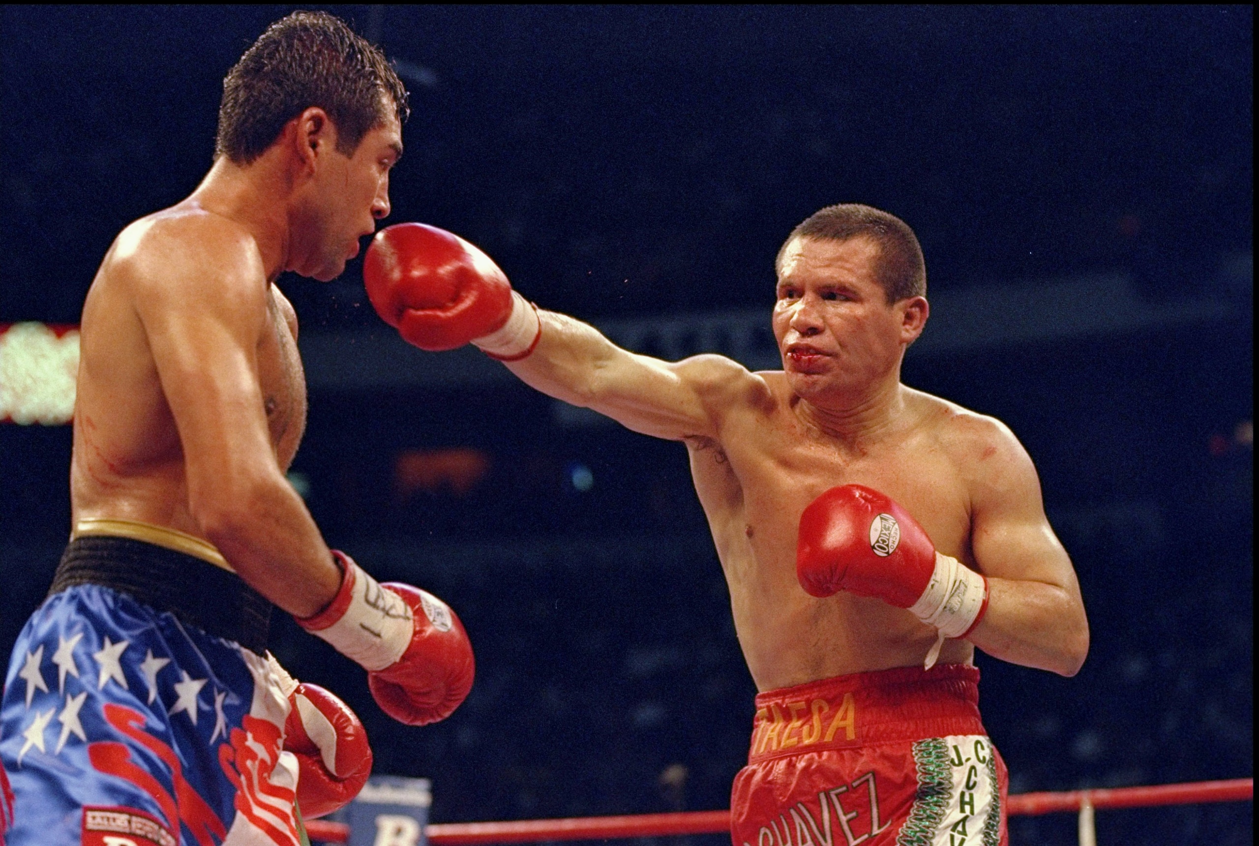 18 Sep 1998:  Julio Cesar Chavez throws a right hand at Oscar De La Hoya during their bout at the Thomas and Mack Center in Las Vegas, Nevada. De La Hoya defeated Chavez by way of a TKO in the 8th round. Mandatory Credit: Jed Jacobsohn  /Allsport