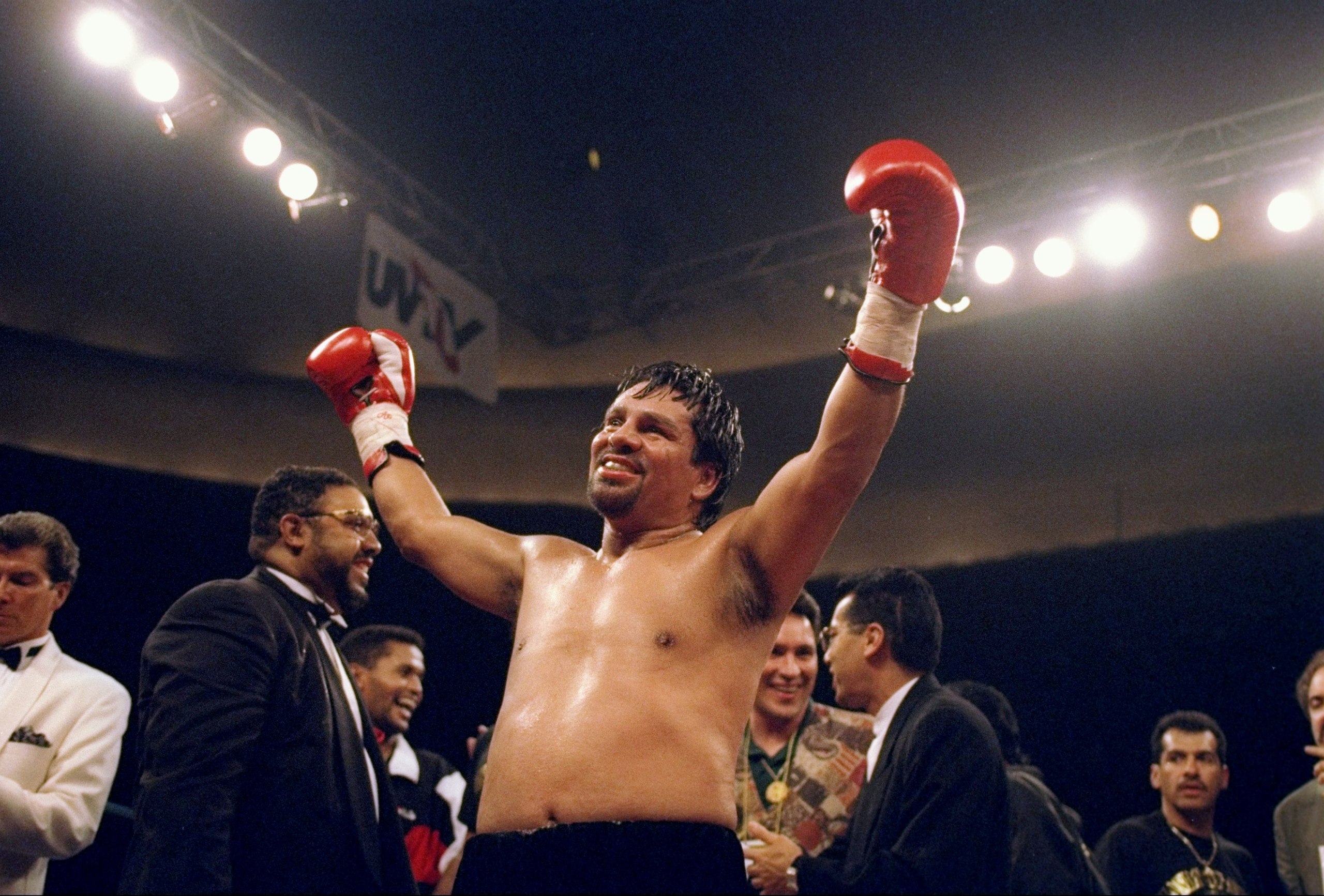 10 Jun 1995:  Robero Duran raises his arms in victory after his fight against Roni Martinez at Municipal Arena in kansas City, Missouri.  Duran won the fight with a TKO in the seventh round. Mandatory Credit: Stephen Dunn  /Allsport