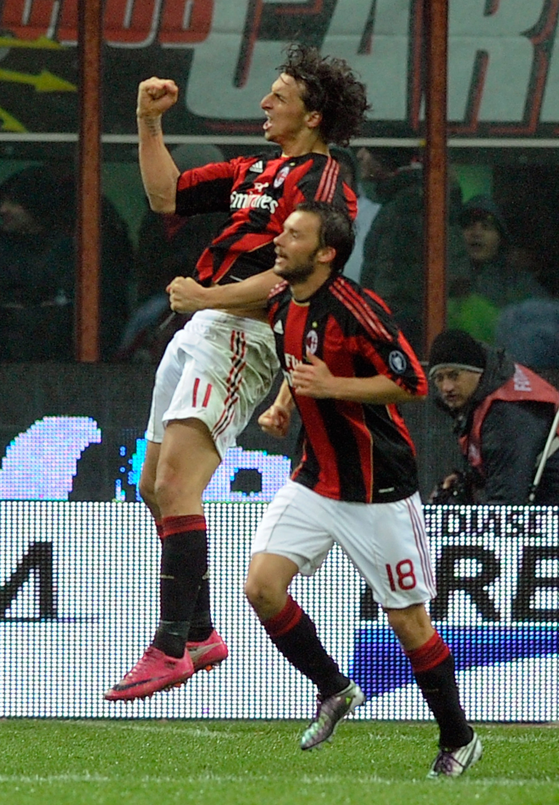 MILAN, ITALY - FEBRUARY 28:  Zlatan Ibrahimovic of AC Milan celebrates scoring the first goal during the Serie A match between AC Milan and SSC Napoli at Stadio Giuseppe Meazza on February 28, 2011 in Milan, Italy.  (Photo by Claudio Villa/Getty Images)