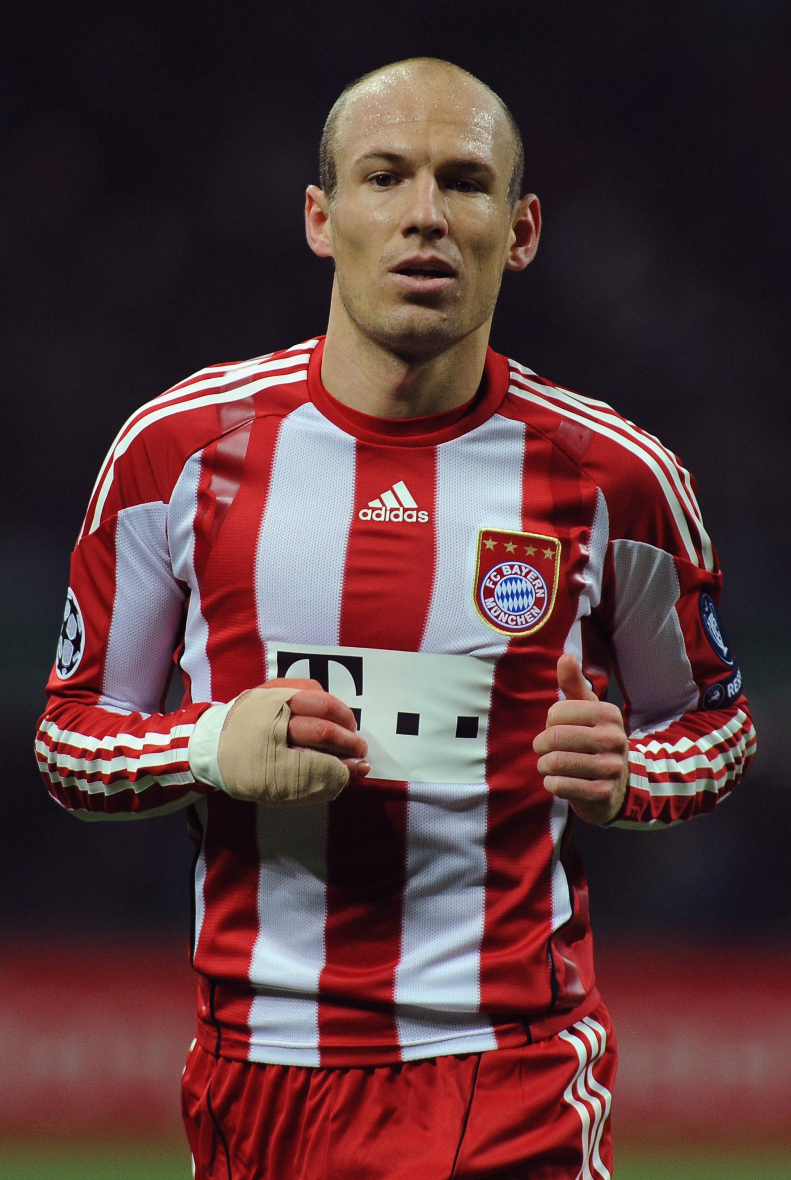 MILAN, ITALY - FEBRUARY 23:  Arjen Robben of FC Bayern Muenchen looks on during the UEFA Champions League round of 16 first leg match between Inter Milan v FC Bayern Muenchen on February 23, 2011 in Milan, Italy.  (Photo by Valerio Pennicino/Getty Images)