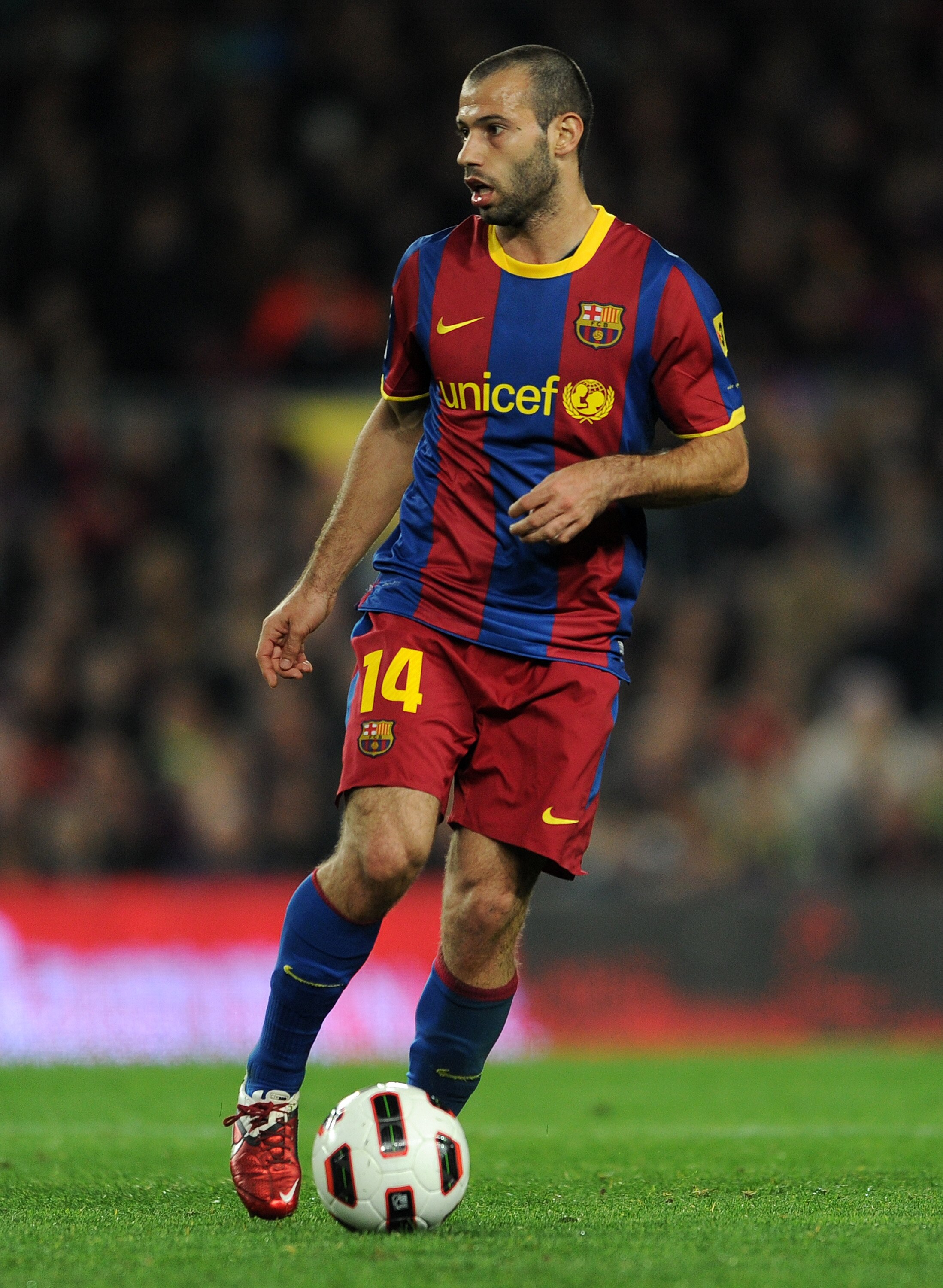BARCELONA, SPAIN - MARCH 05:  Javier Mascherano of Barcelona controls the ball during the la Liga match between Barcelona and Real Zaragoza at the Camp Nou stadium on March 5, 2011 in Barcelona, Spain.  (Photo by Jasper Juinen/Getty Images)