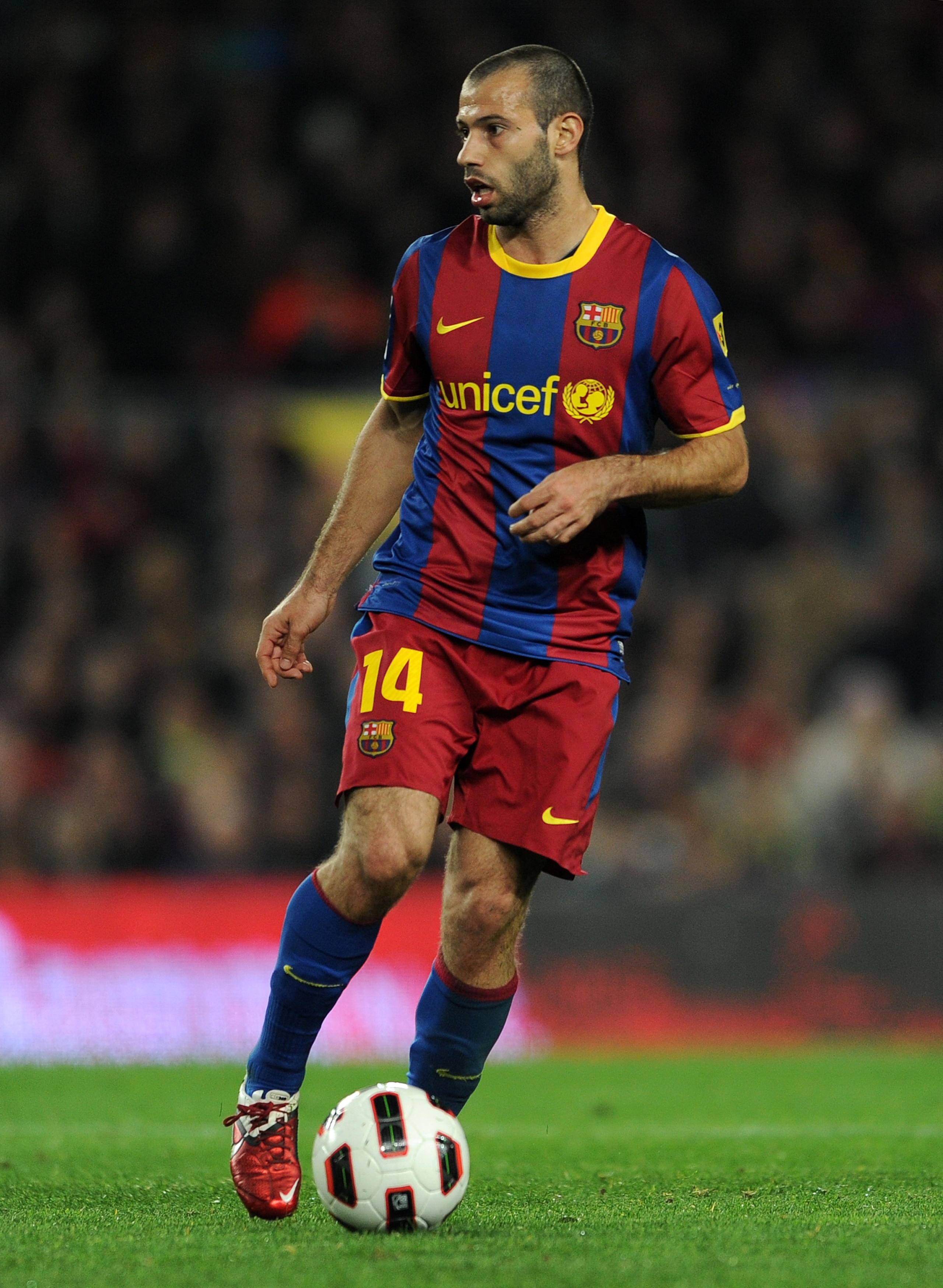 BARCELONA, SPAIN - MARCH 05:  Javier Mascherano of Barcelona controls the ball during the la Liga match between Barcelona and Real Zaragoza at the Camp Nou stadium on March 5, 2011 in Barcelona, Spain.  (Photo by Jasper Juinen/Getty Images)