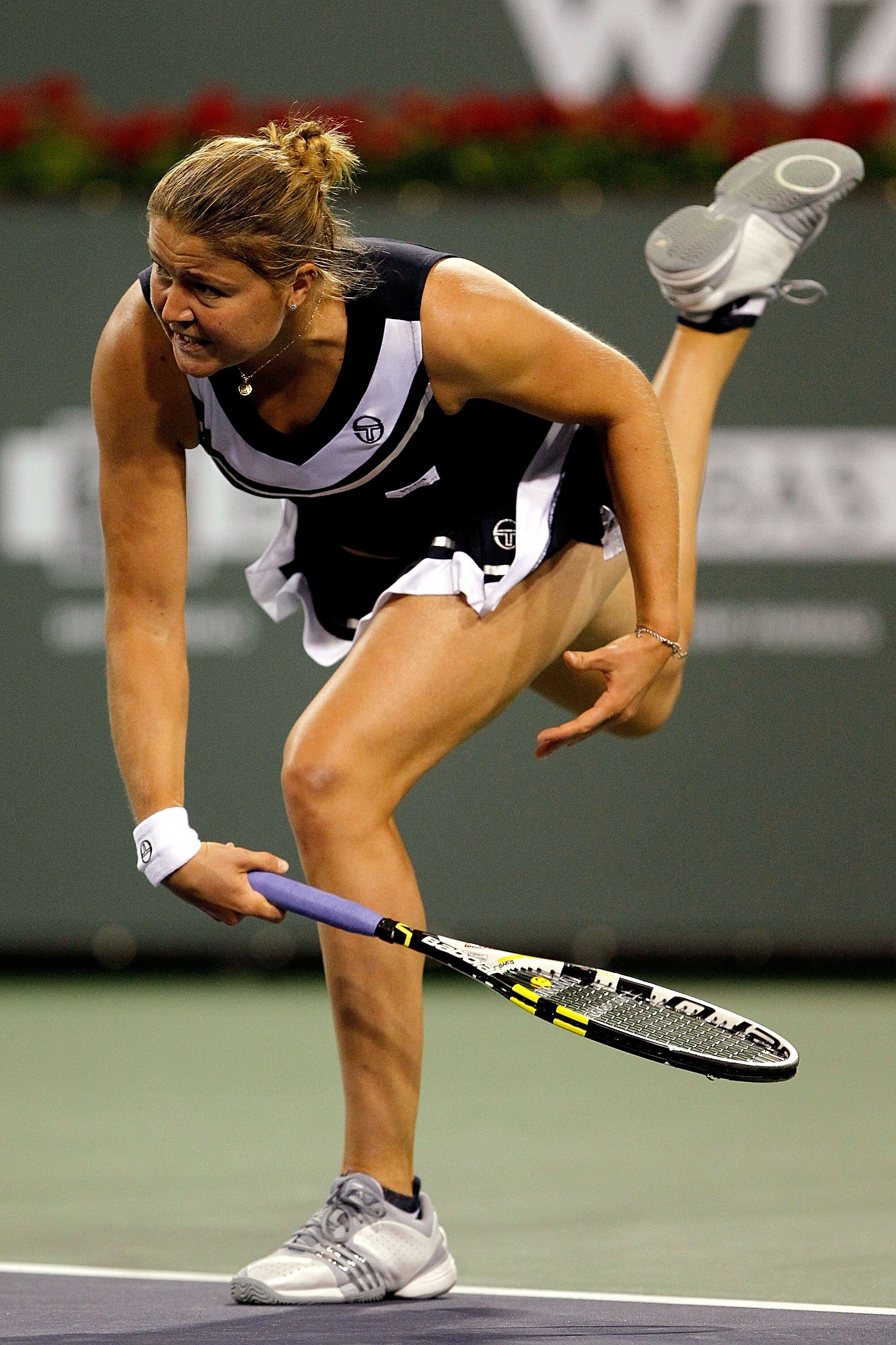 INDIAN WELLS, CA - MARCH 14:  Dinara Safina of Russia serves to Samantha Stosur of Australia during the BNP Paribas Open at the Indian Wells Tennis Garden on March 14, 2011 in Indian Wells, California.  (Photo by Matthew Stockman/Getty Images)