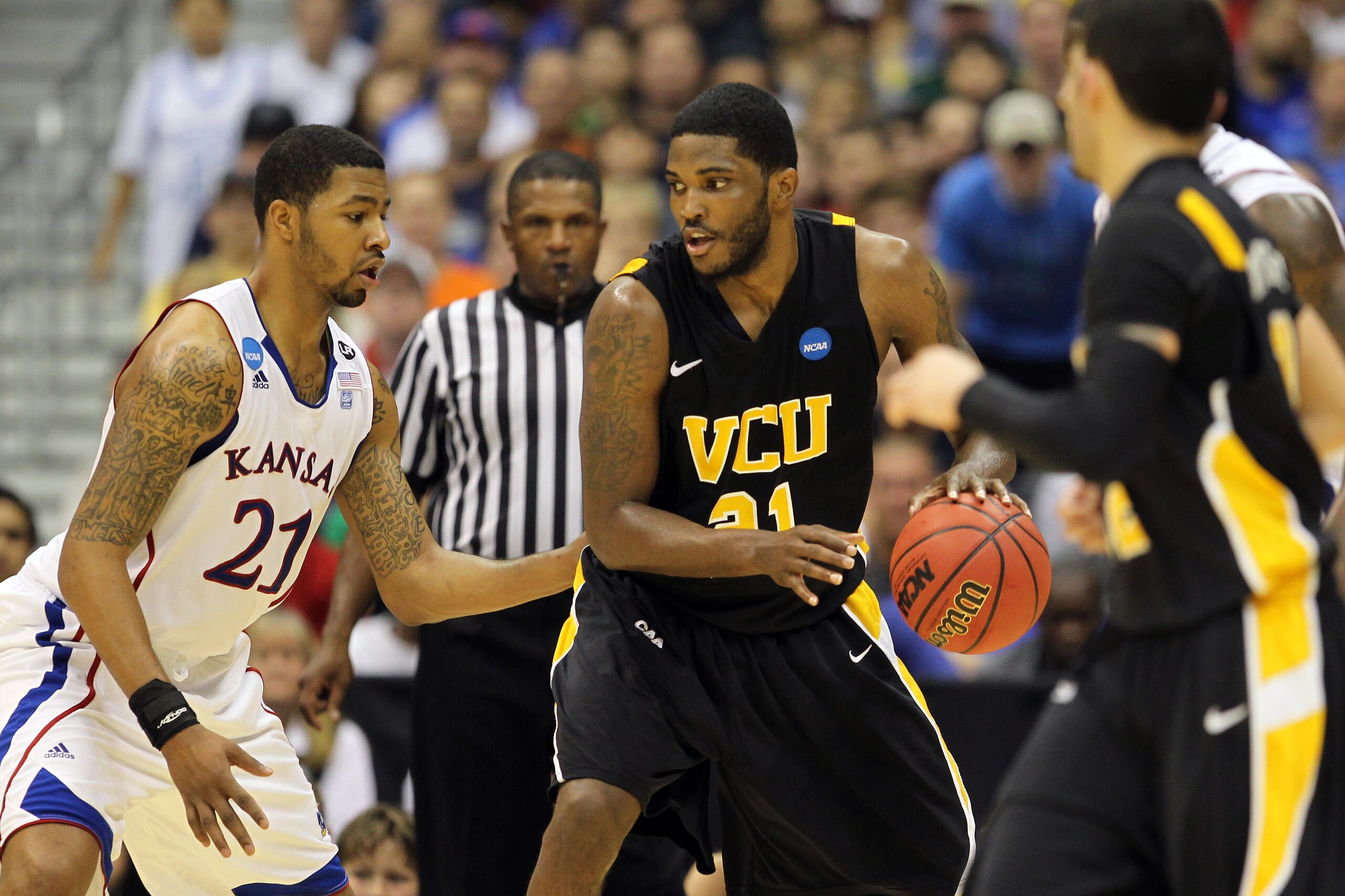 SAN ANTONIO, TX - MARCH 27:  Jamie Skeen #21 of the Virginia Commonwealth Rams handles the ball against Markieff Morris #21 of the Kansas Jayhawks during the southwest regional final of the 2011 NCAA men's basketball tournament at the Alamodome on March 2