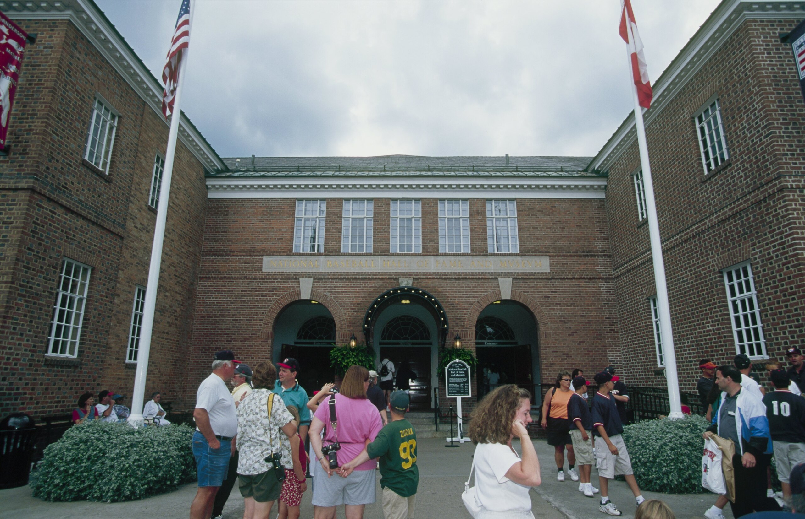 COOPERSTOWN, NY - JULY 24:  Fans gather outside the Baseball Hall of Fame on July 24, 2000 in Cooperstown, New York.  (Photo by: Ezra Shaw/Getty Images)